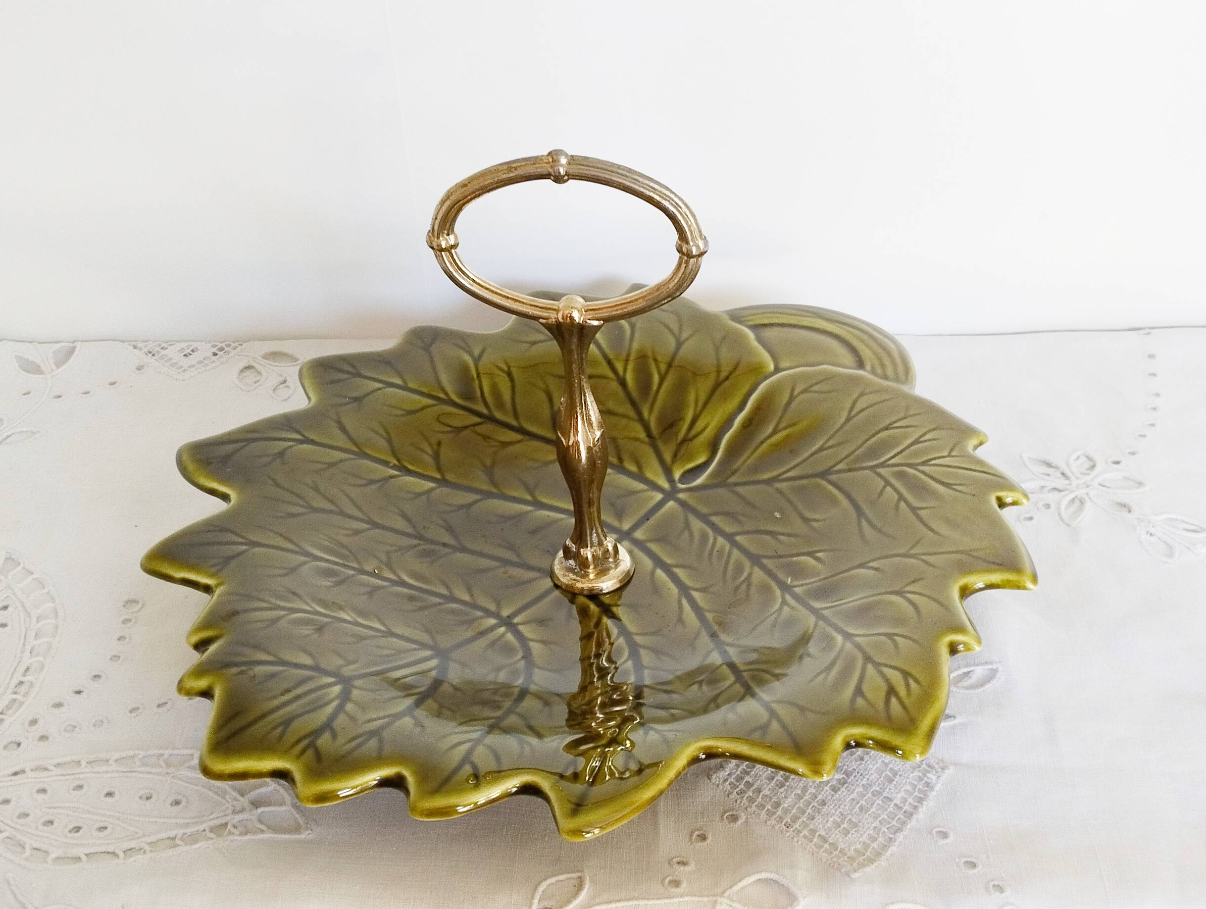 Plat à fruits en barbotine, faïence de Sarreguemines , coupe