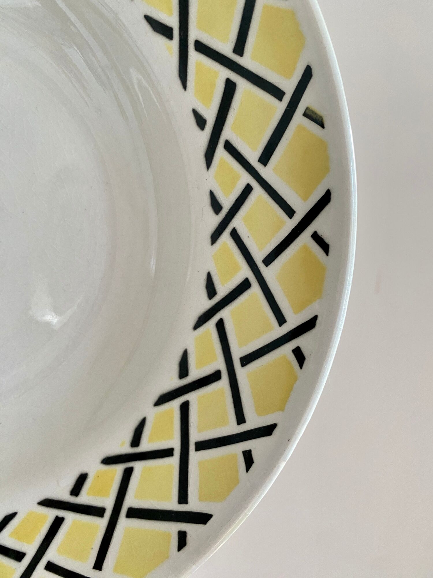 Set of 6 vintage hollow plates with yellow and black décor