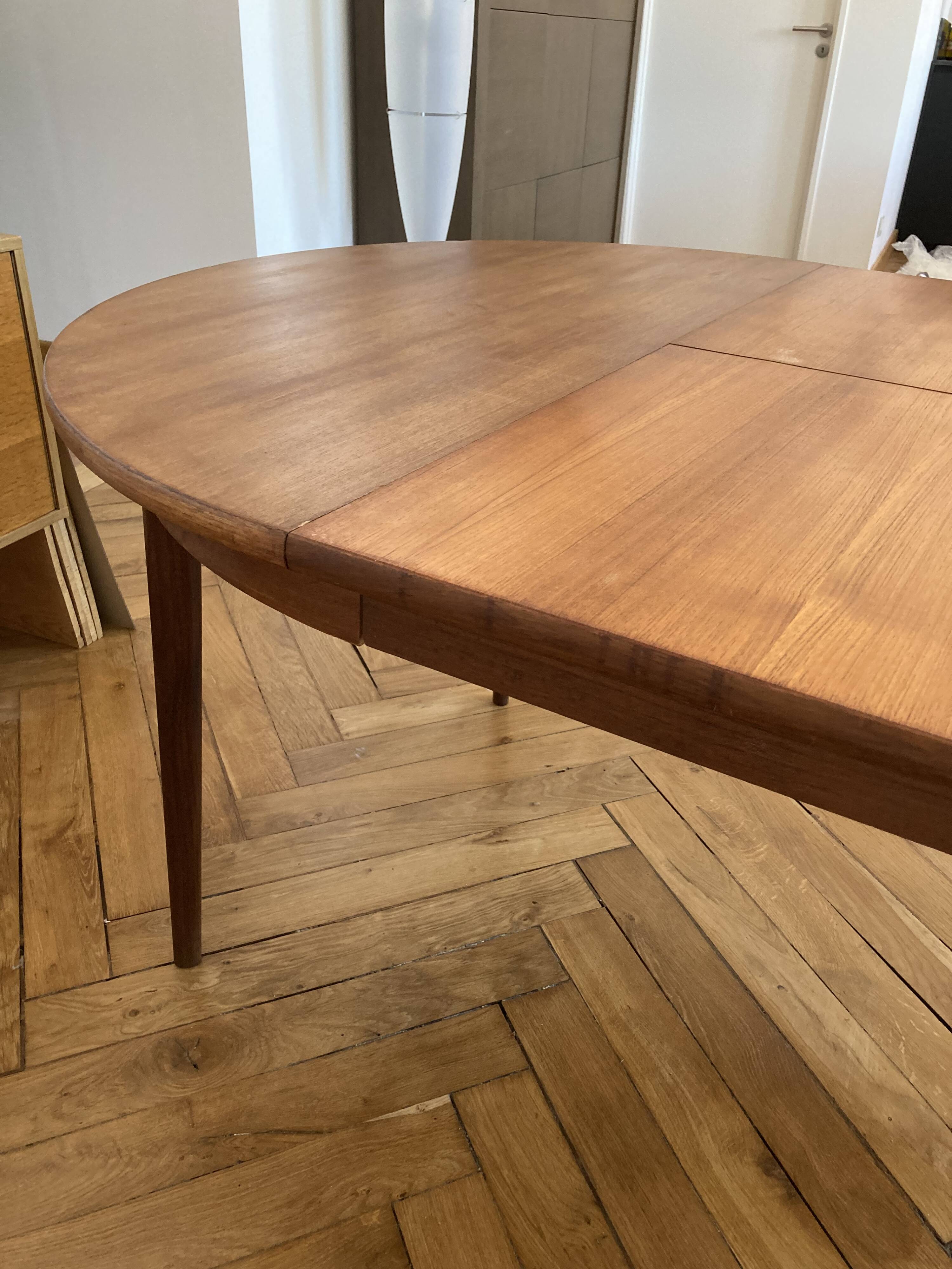 Extendable Scandinavian table