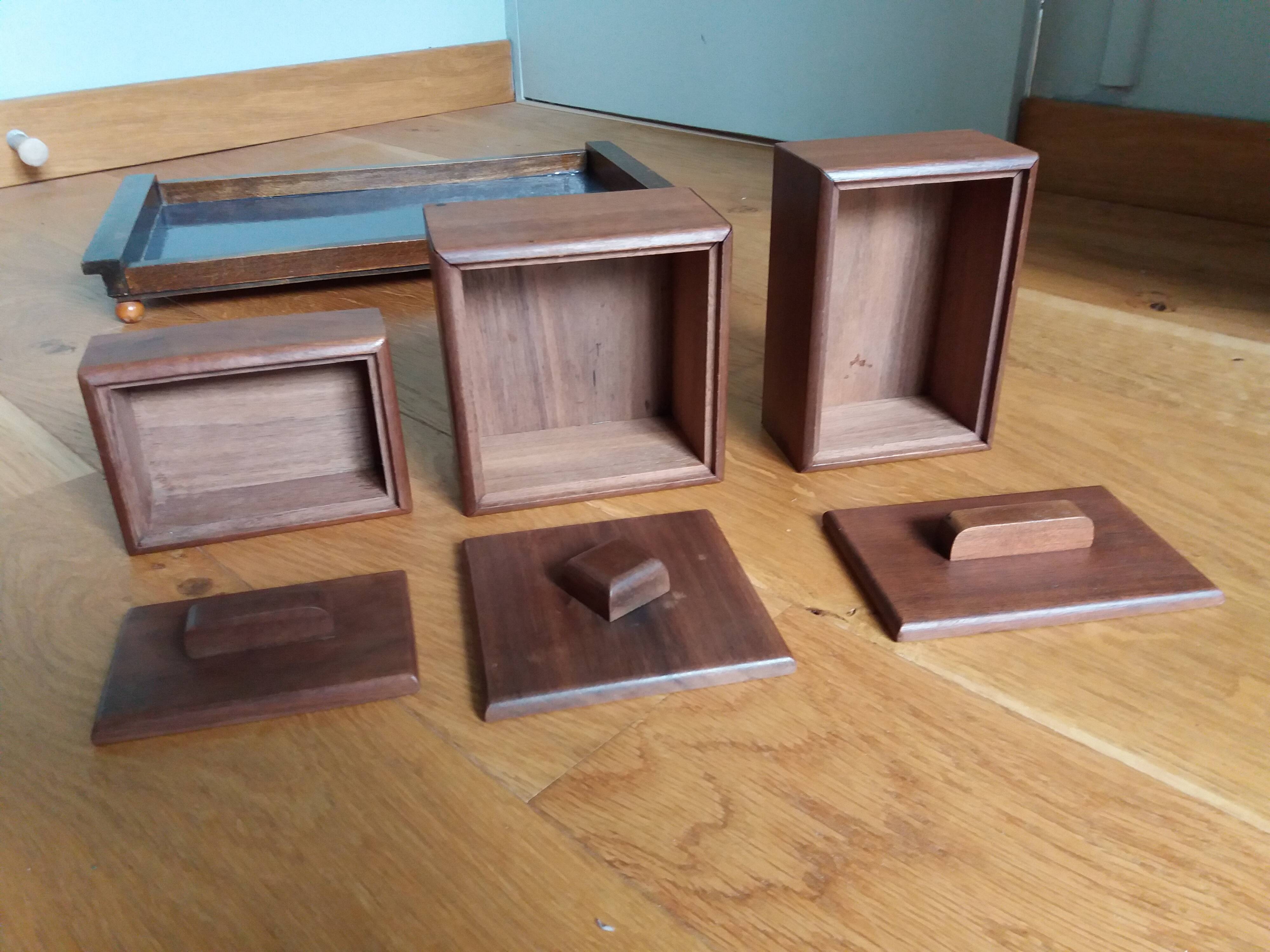 Ensemble de 3 boites en bois sur plateau set de bureau ou de fumeur