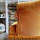 Fauteuil crapaud en velours ocre