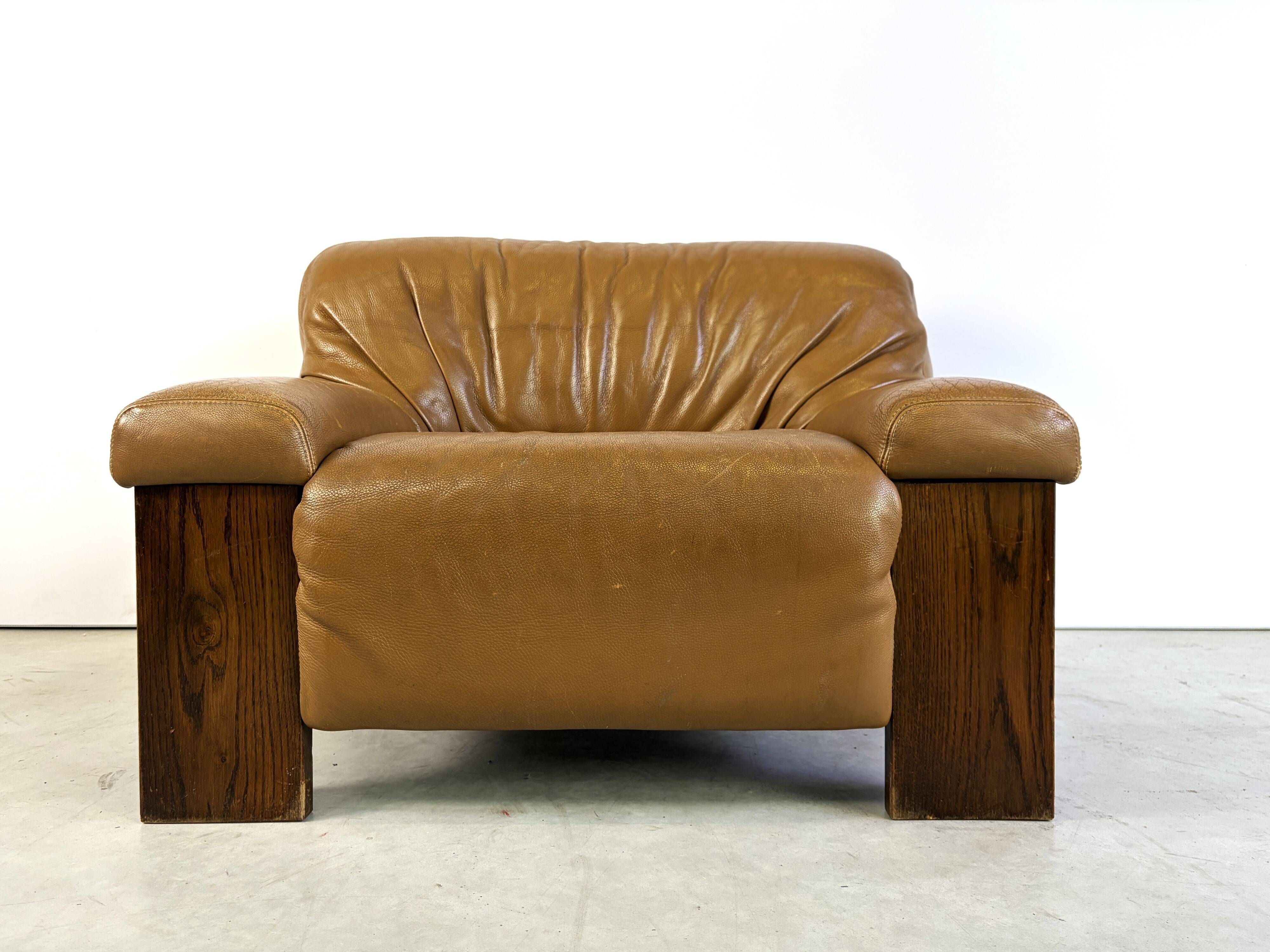 Fauteuil en cuir brutaliste, années 1960