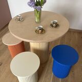 Petite table de chevet ronde et cannelée en bleu klein