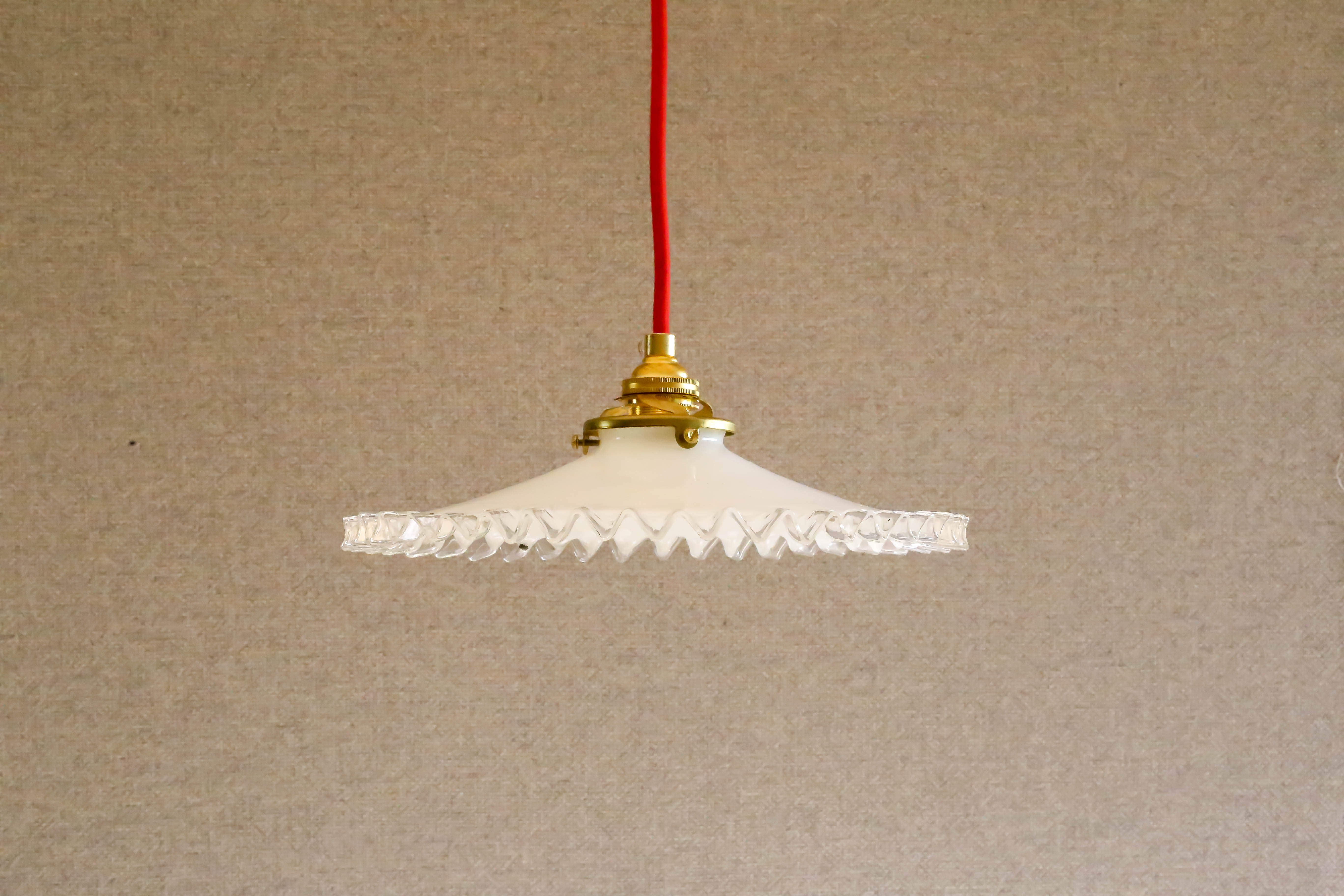 Toothed white opaline pendant lamp with new brass cable and socket