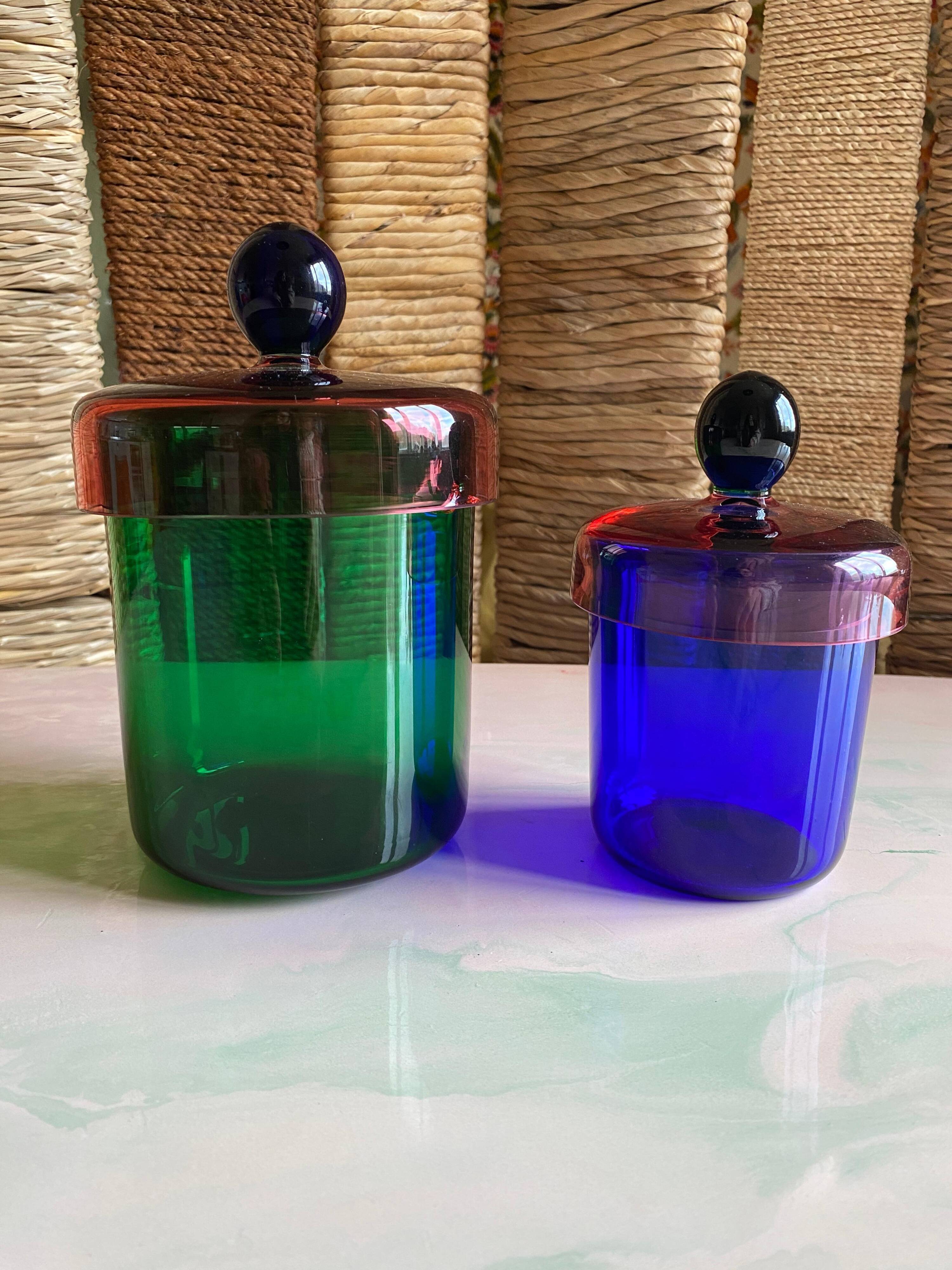 Bocal en verre fait main bleu, rose et noir avec couvercle par Erik Höglund, 1992