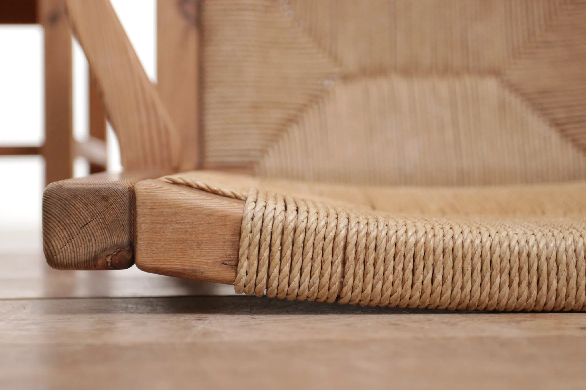 Ensemble de quatre chaises de salle à manger danoises modernes du milieu du siècle en papercord et pin massif.