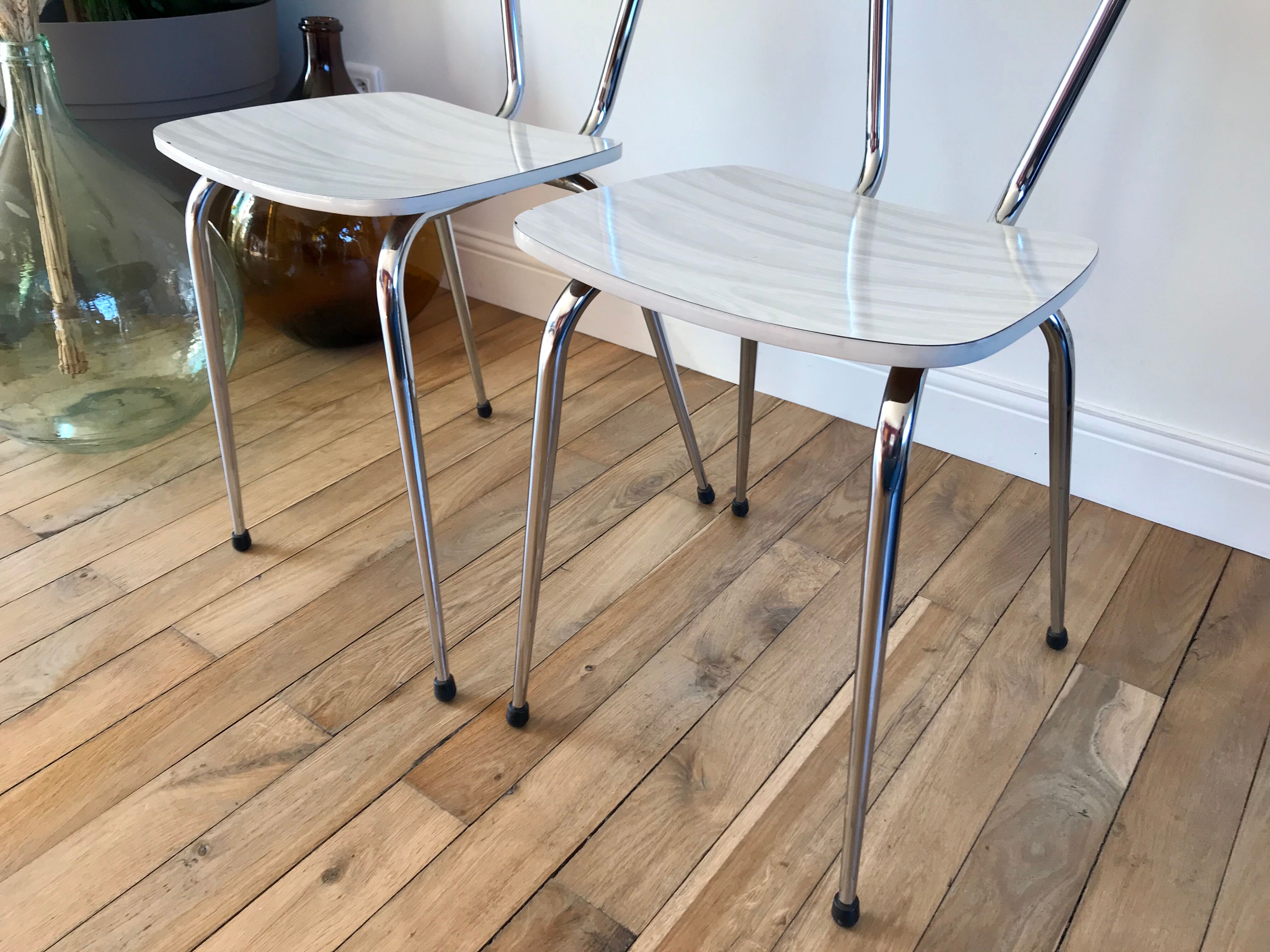 Duo de chaises en formica blanches effet marbré années 70