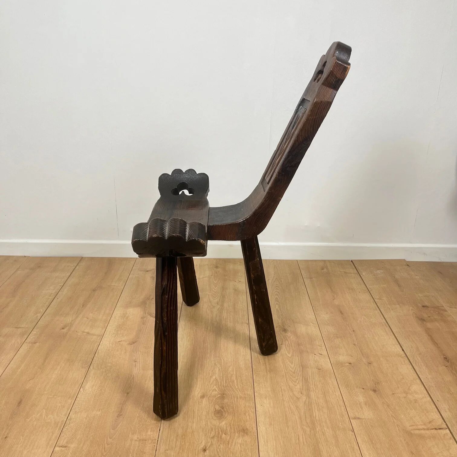 Pair of low tripod chairs in solid wood, mid-20th century.