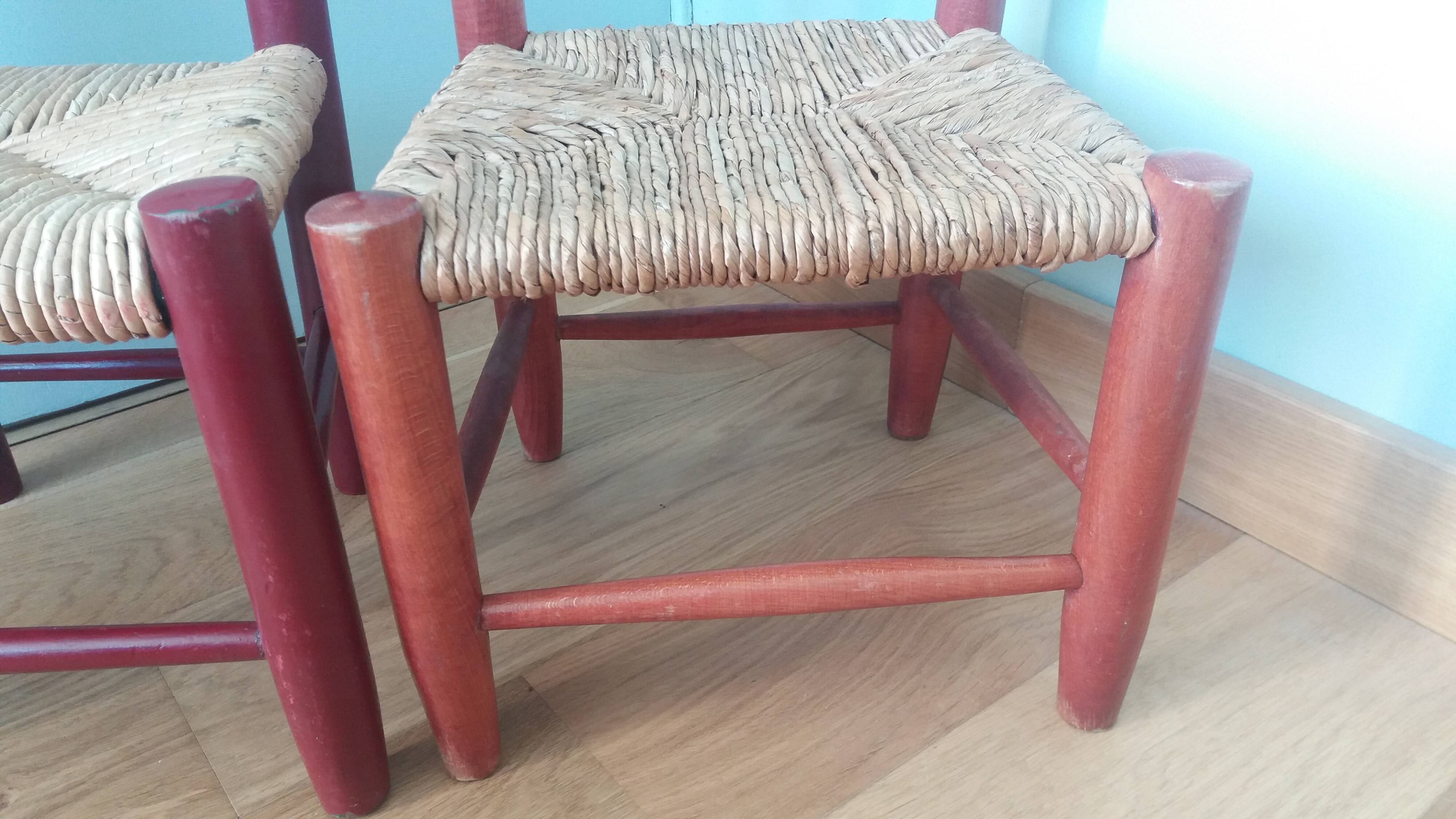 Children's straw chairs made of wood and straw.