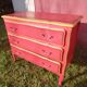 Commode patiné or mat et rouge