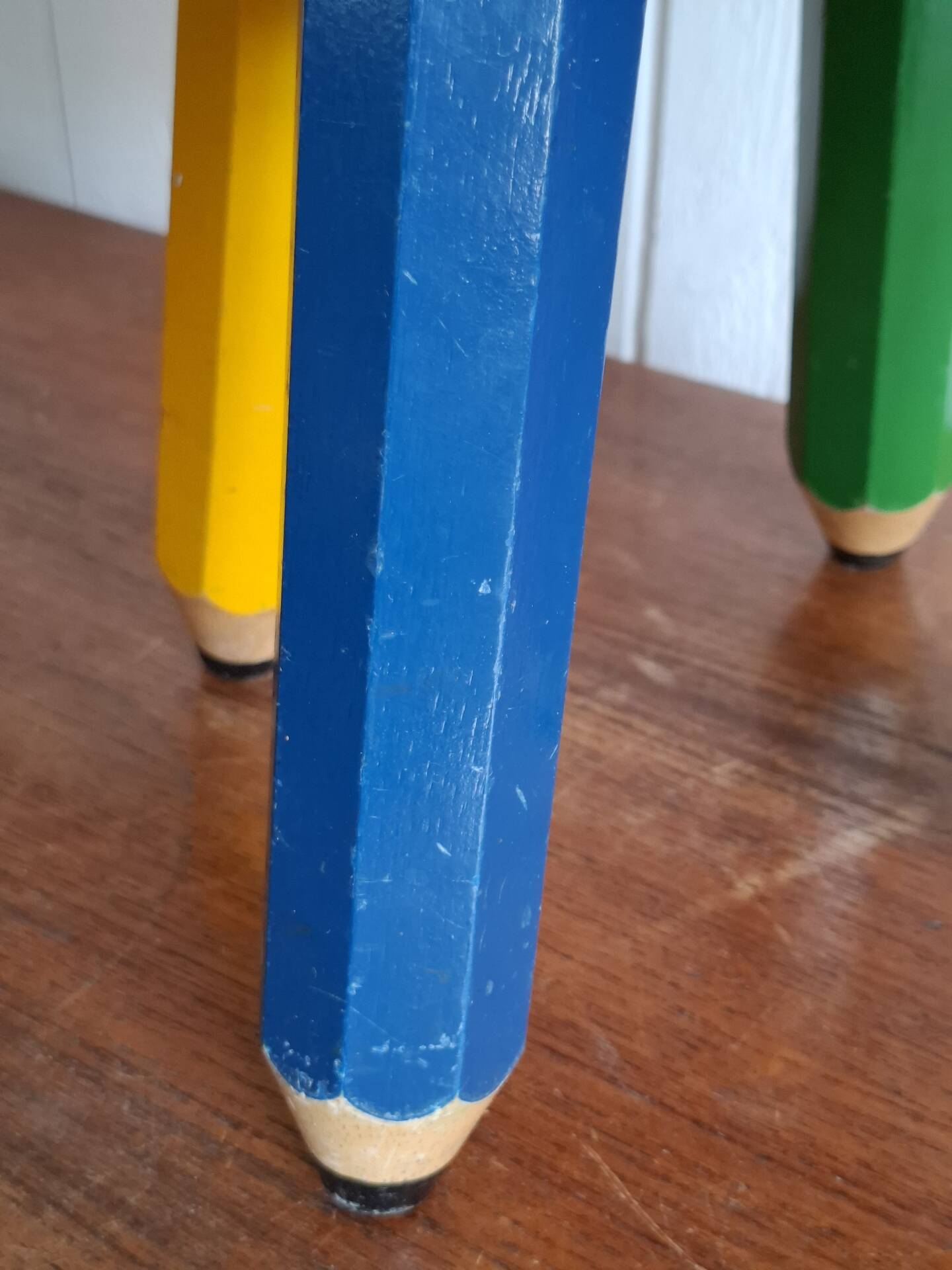 Tabouret crayon Memphis