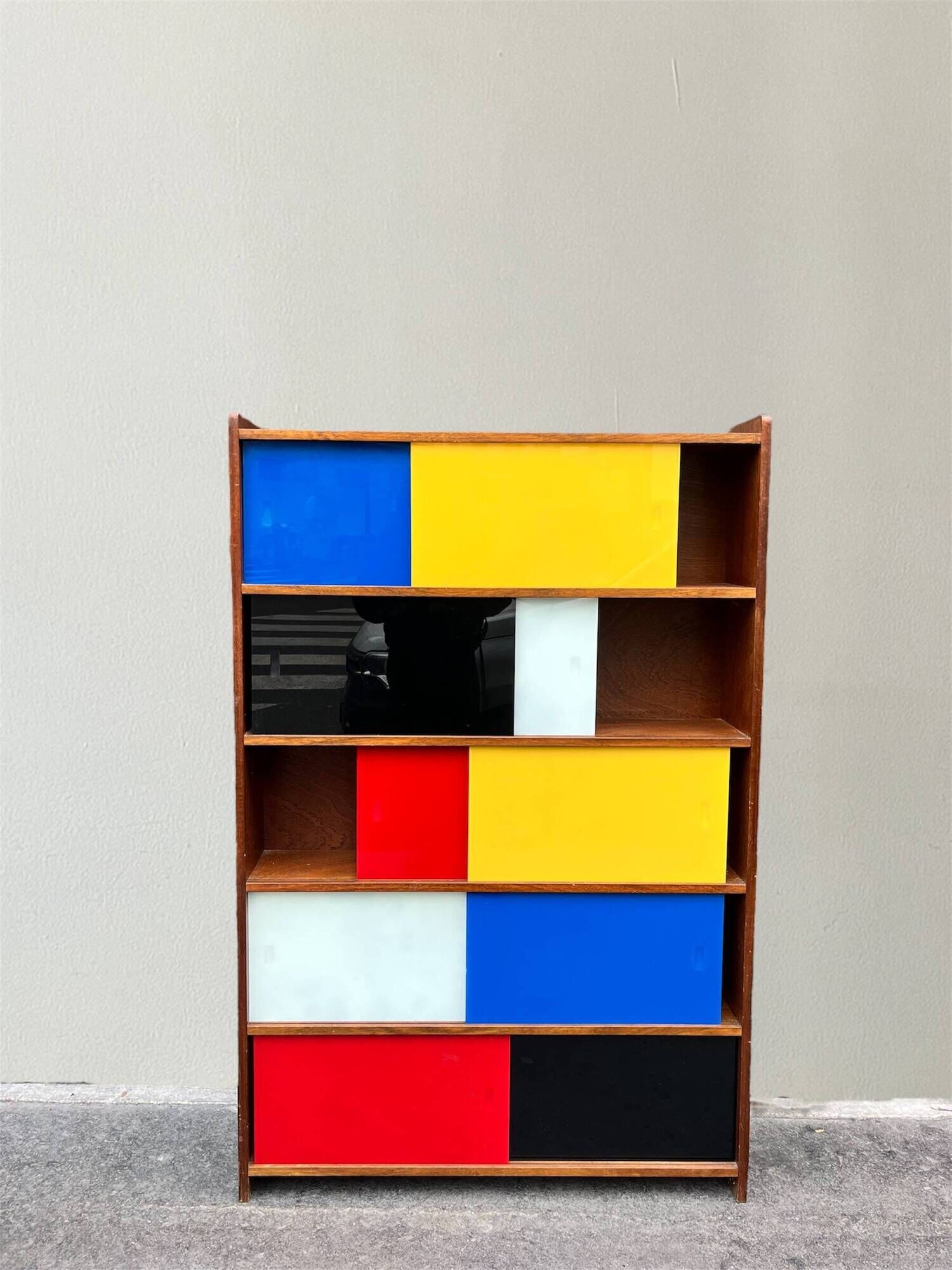 Closed bookcase in Bauhaus colors by D.Rozaffy Edition Meuble Oscar, design 1960