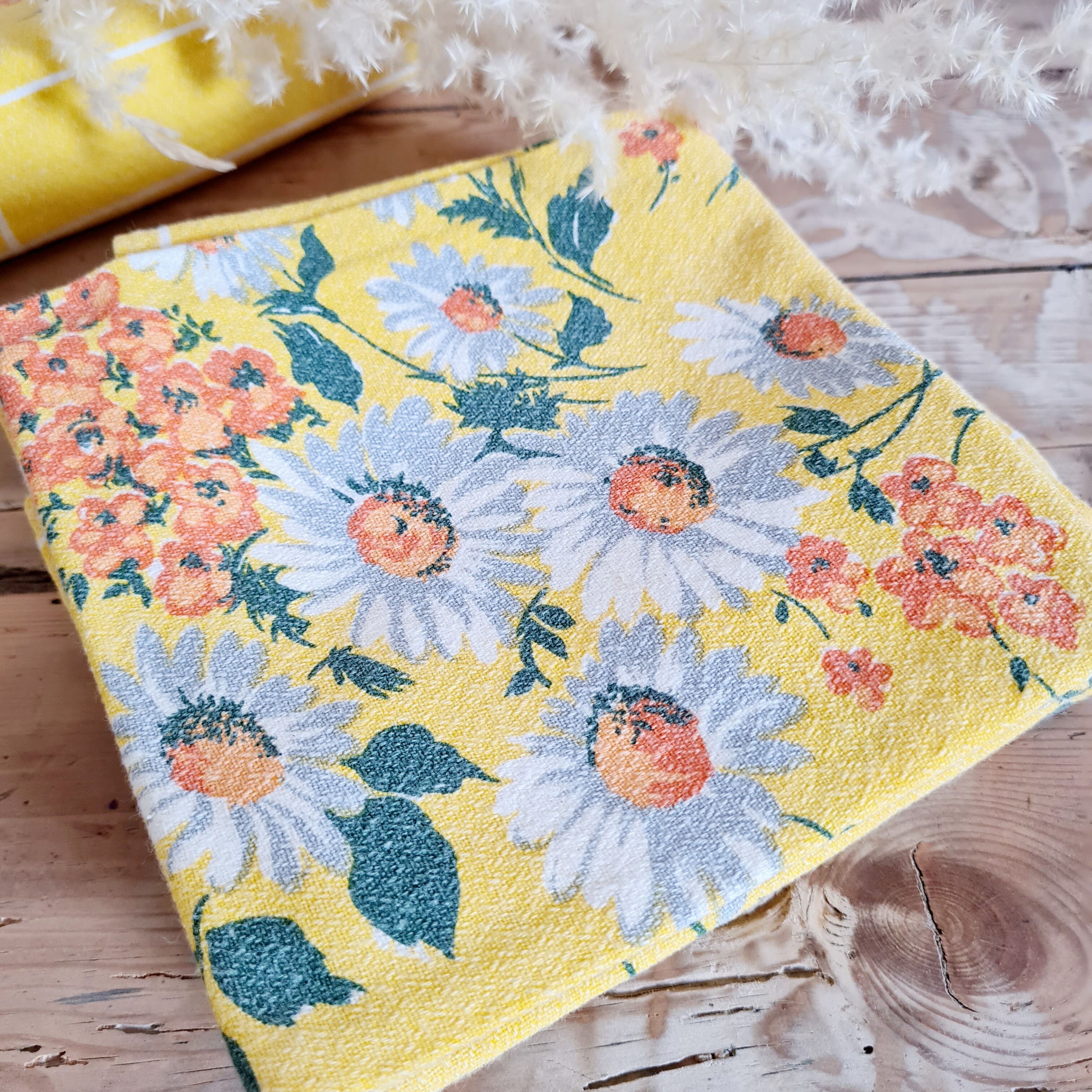 Tablecloth and 6 matching towels, flowers