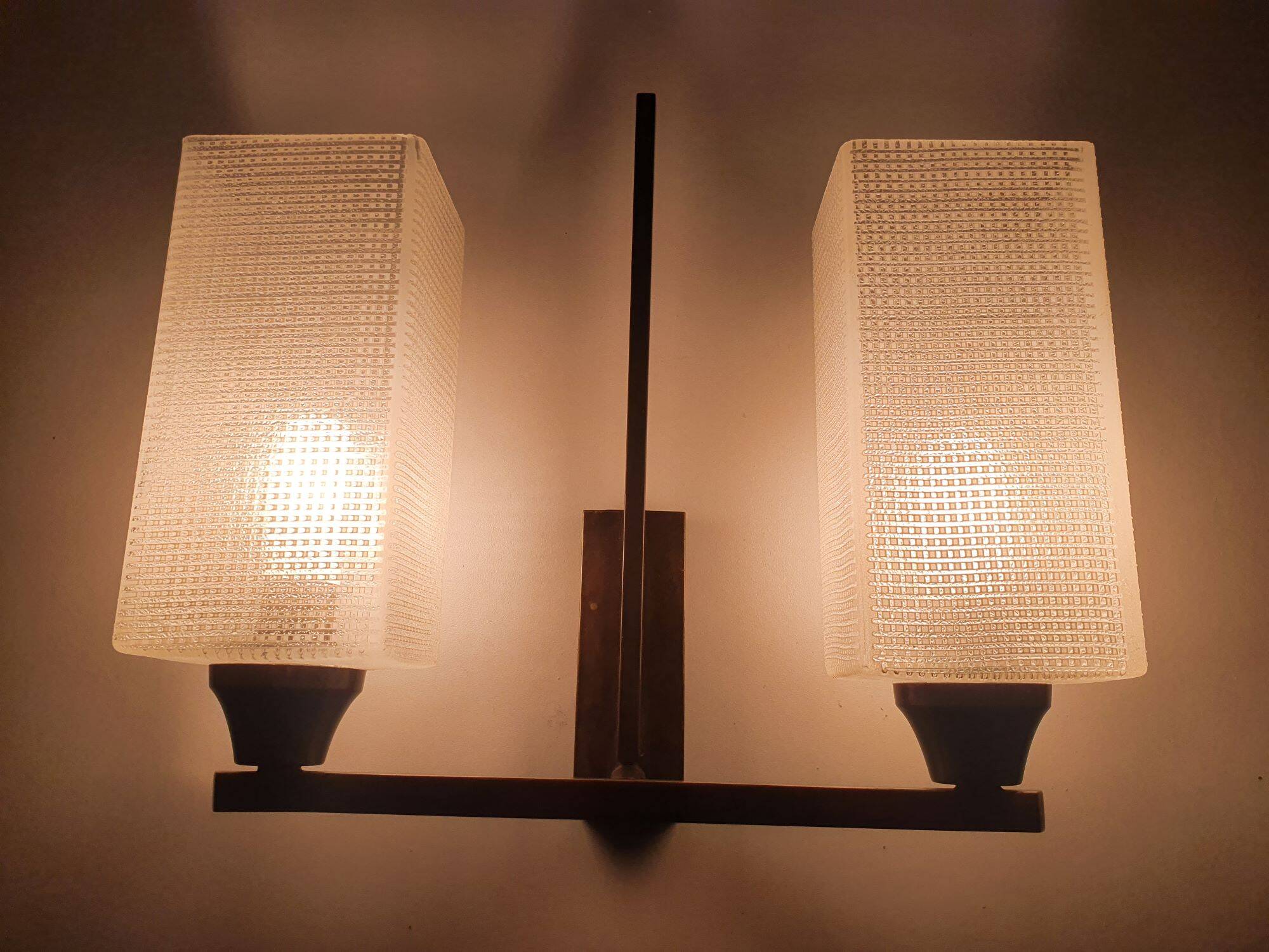 Two-light Art Deco wall light in brass with square glasses