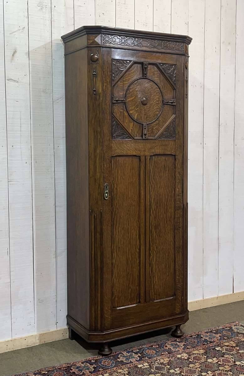English oak wardrobe cupboard from the early 20th century
