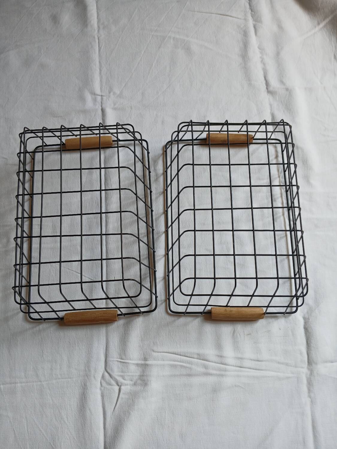 2 metal baskets