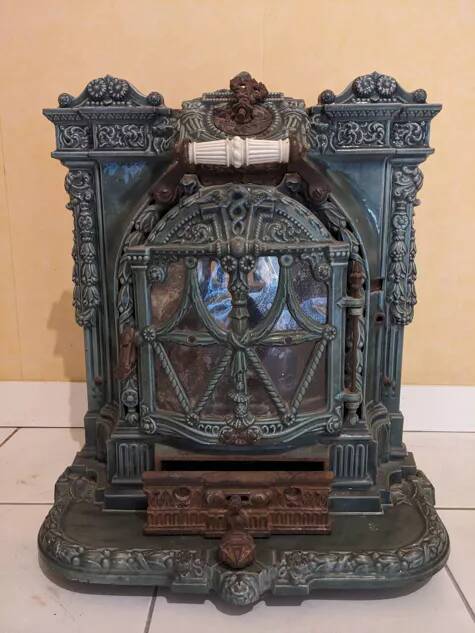 Mobile cast iron stove model "la chatte" designed by the French engineer Edmond Chaboche in 1883.