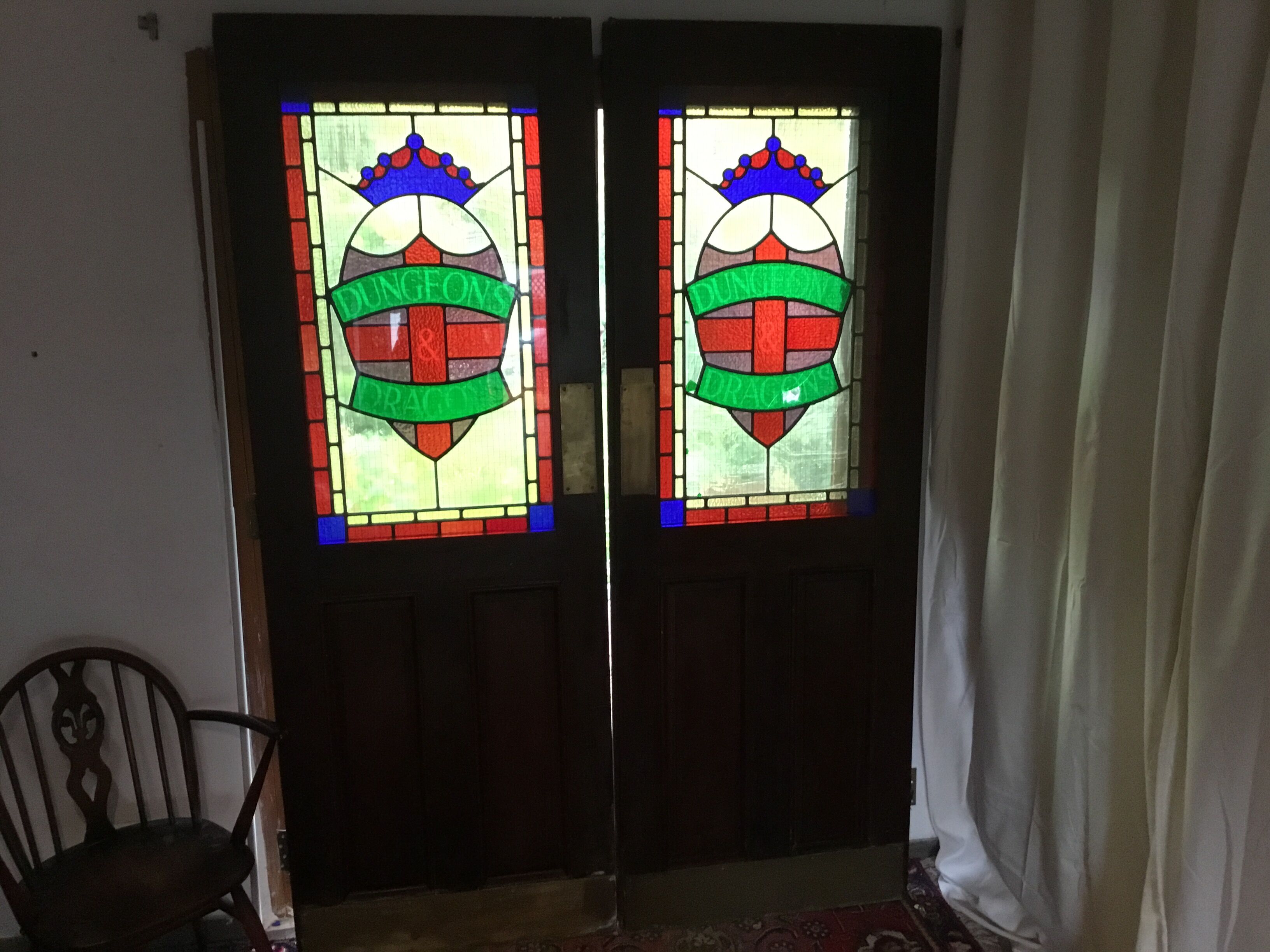 Beating doors of english pub Dungeons & Dragons