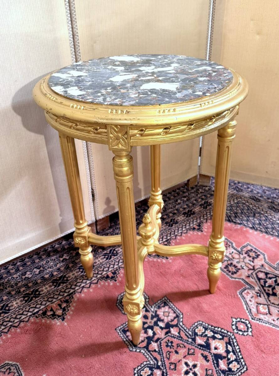 guéridon rond en bois doré, de style Louis XVI
