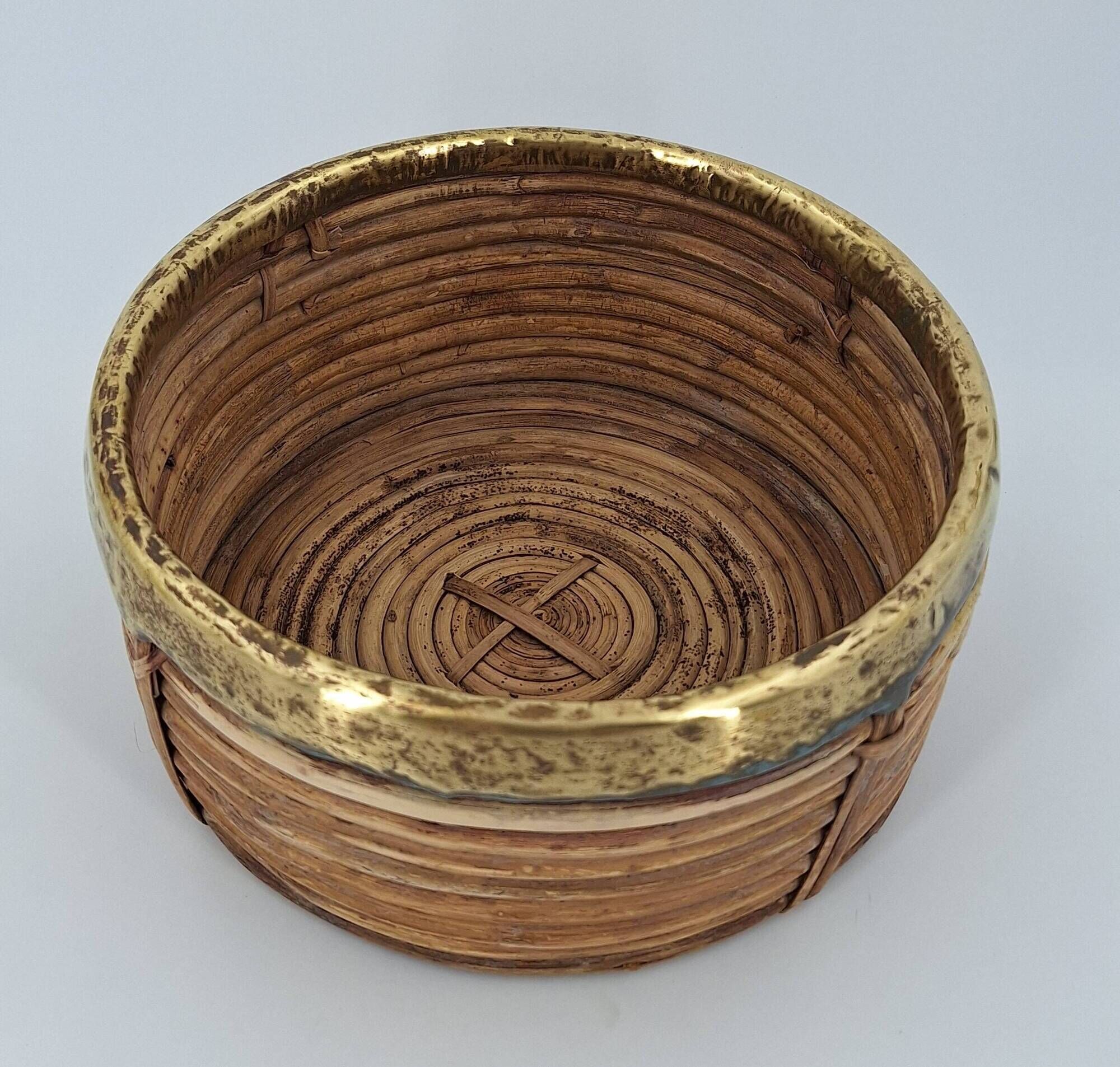 Cache-pot en rotin cerclé de laiton vers 1960 DLG Gabriella Crespi