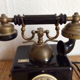 Old phone in Bakelite