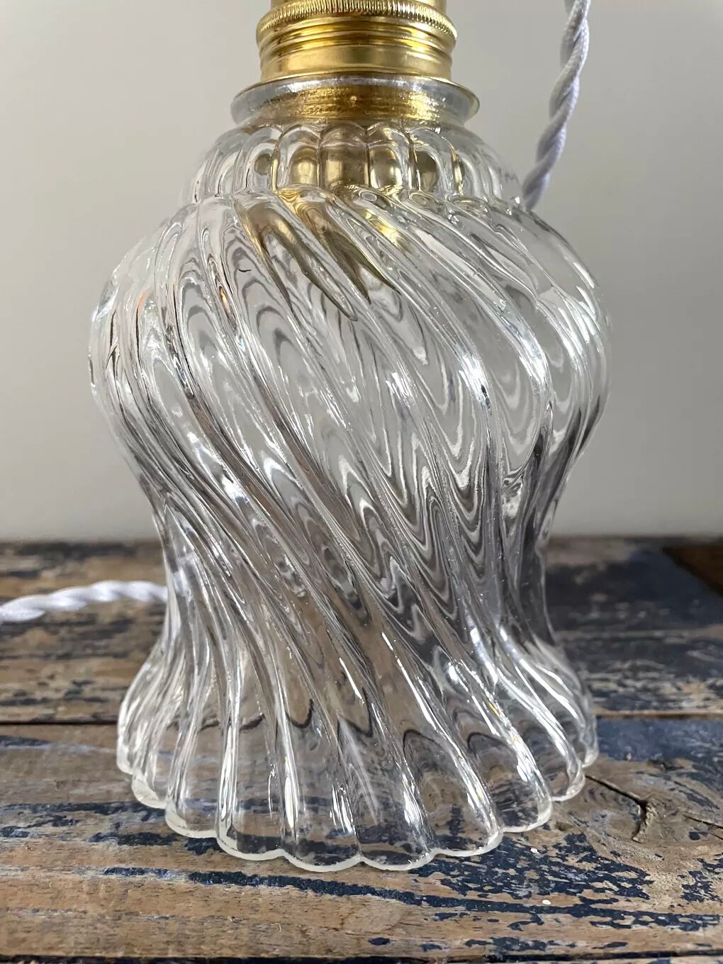 Vintage portable lamp in electrified chiseled glass to nine