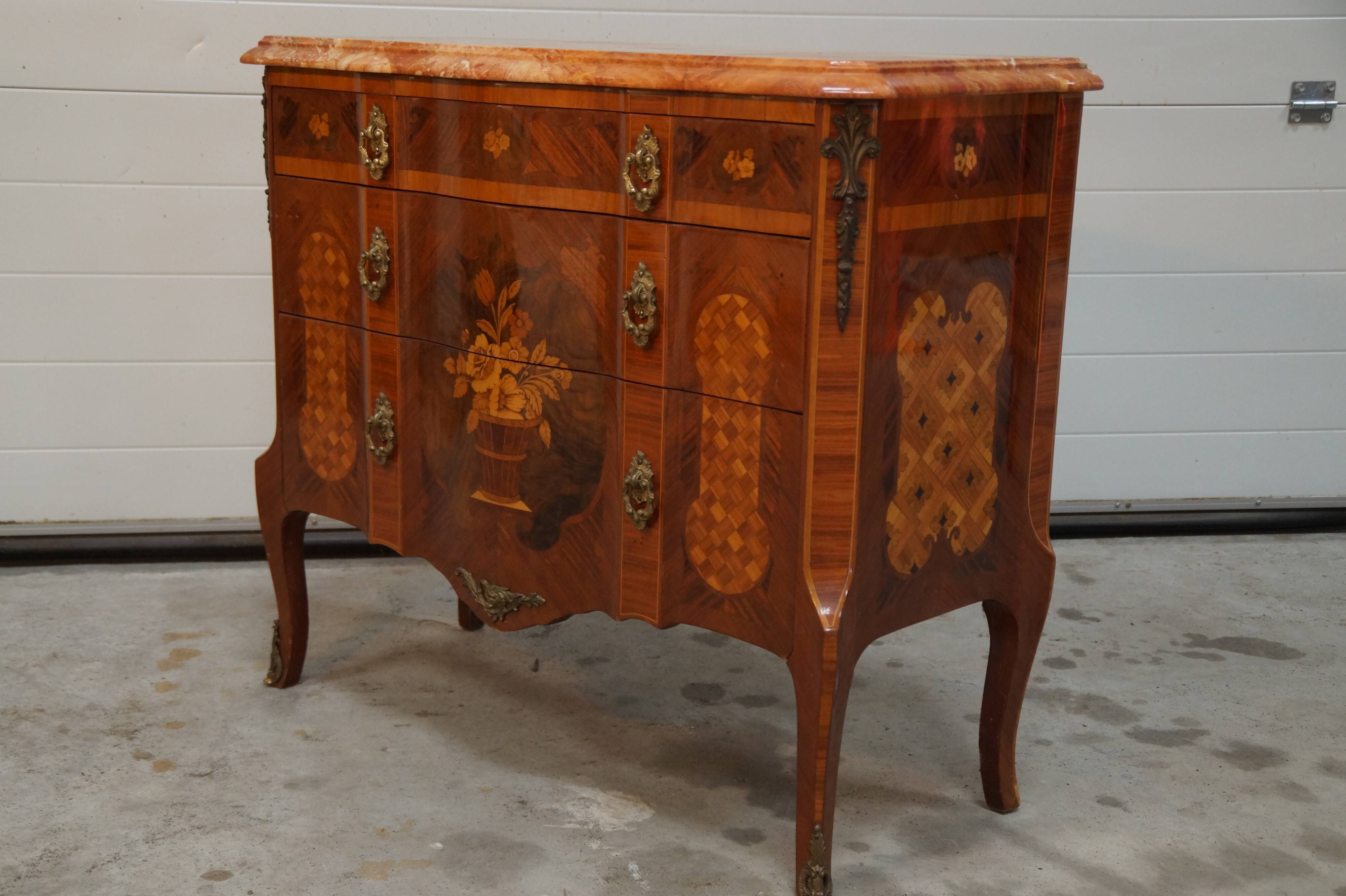 Commode marquetée