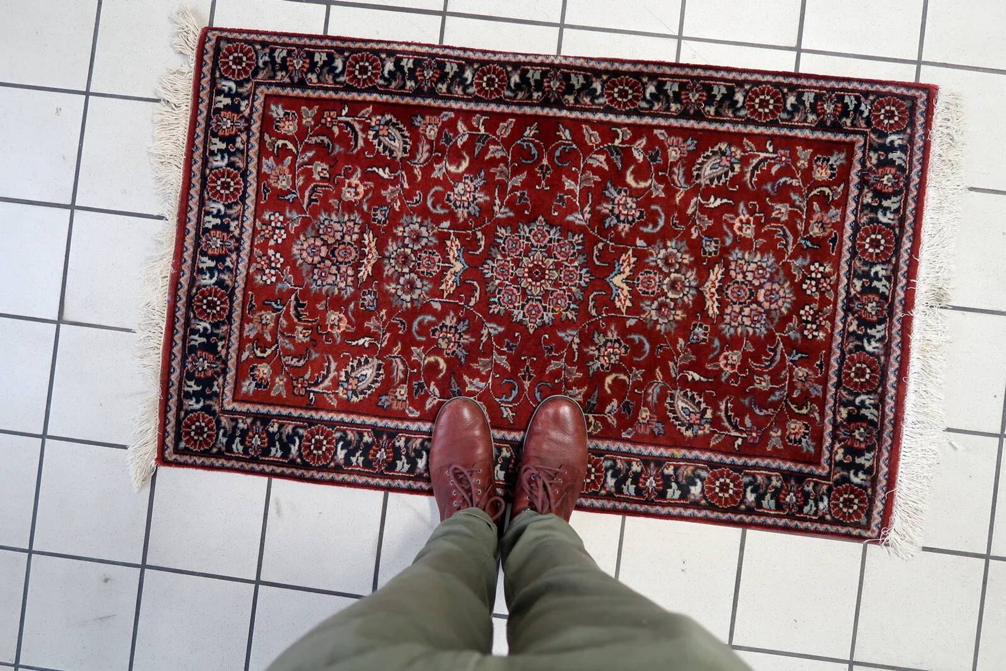 Handmade vintage Persian Sarouk rug 76cm x 122cm, 1970s