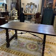 Table espagnole en noyer et fer forgé, piétement en lyre