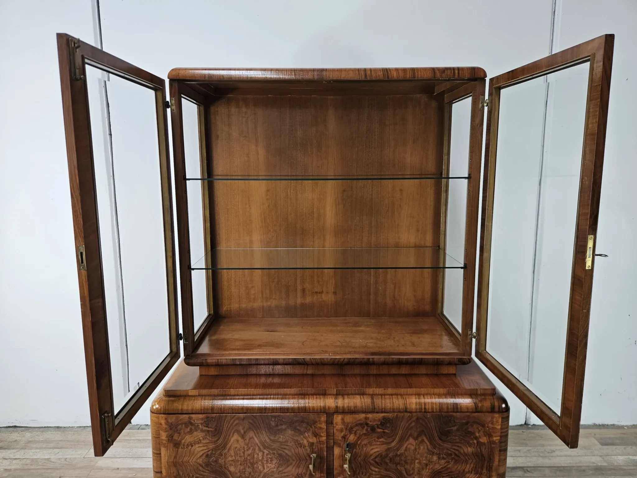 French Art Decò display cabinet from the 1940s in walnut