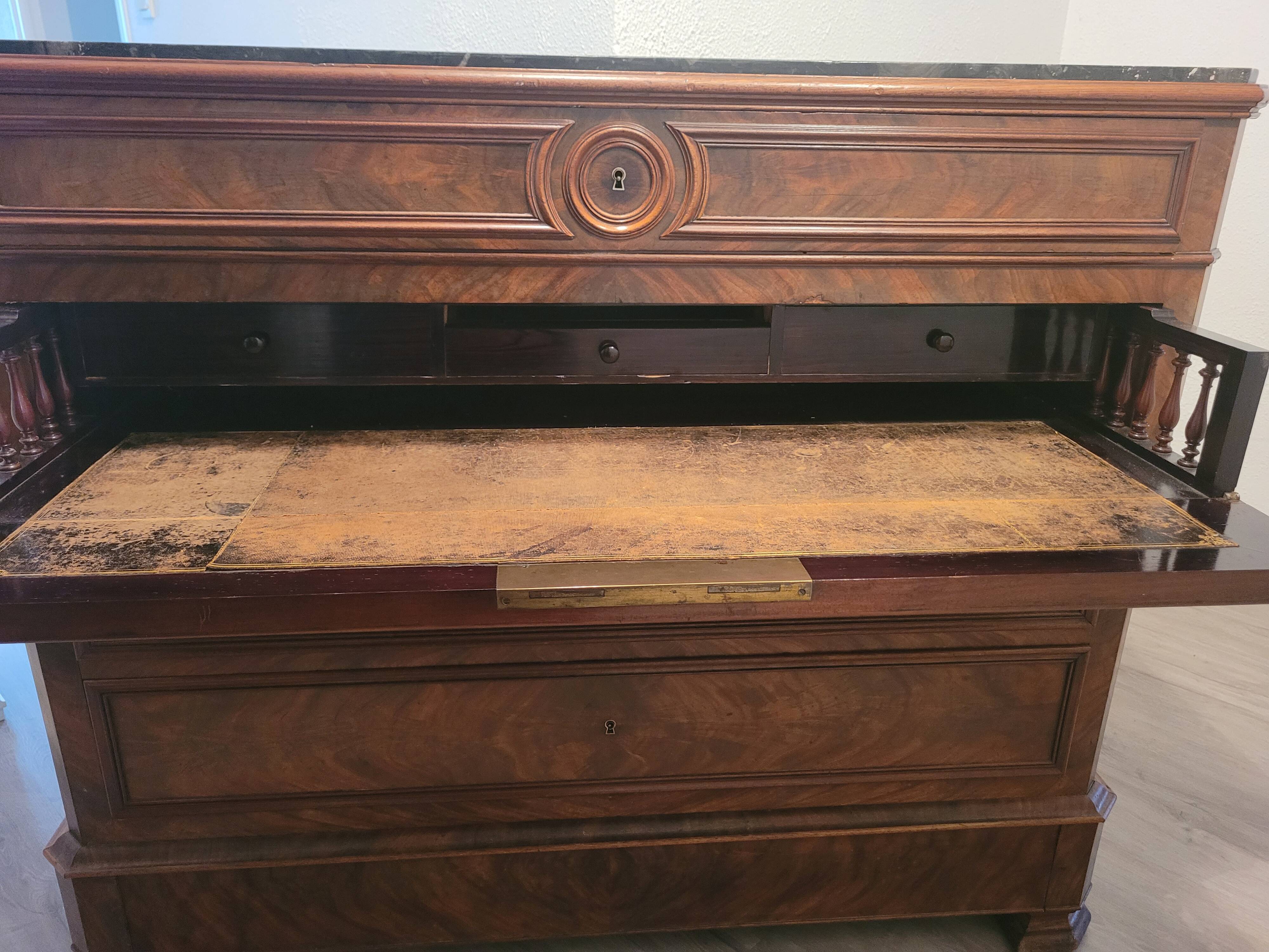 Chest of drawers, secretary