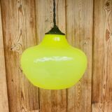 Suspension en opaline jaune vintage 70