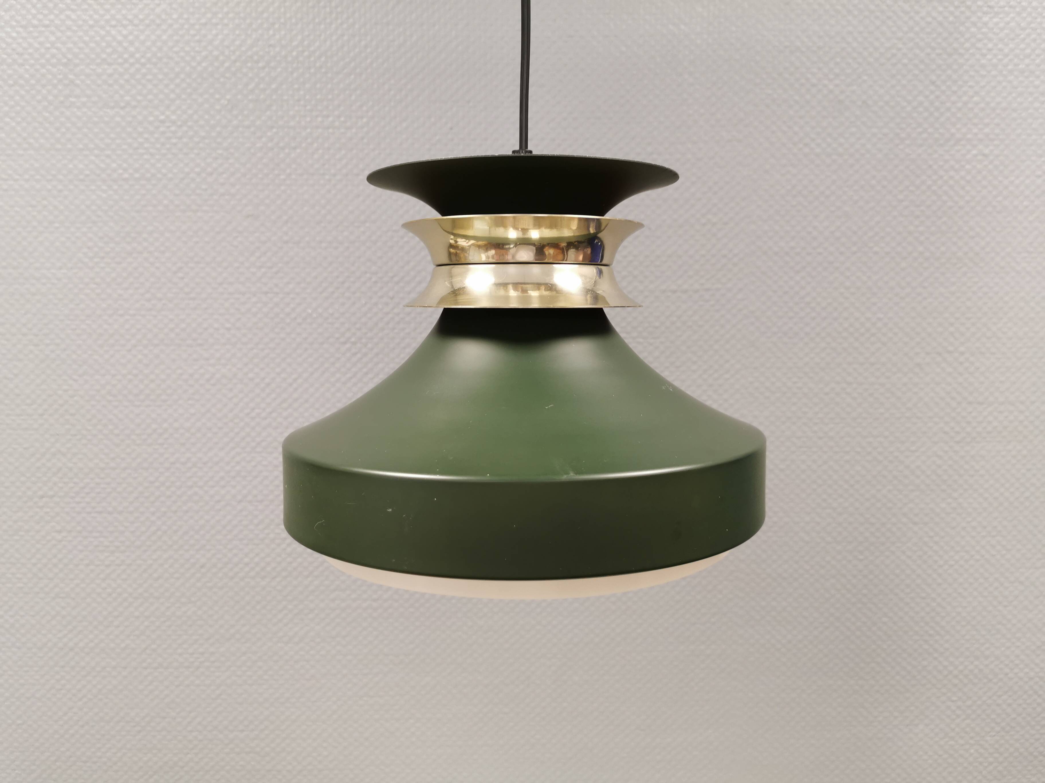 Hanging lamp in green lacquered metal with golden “ring” and bottom grille.