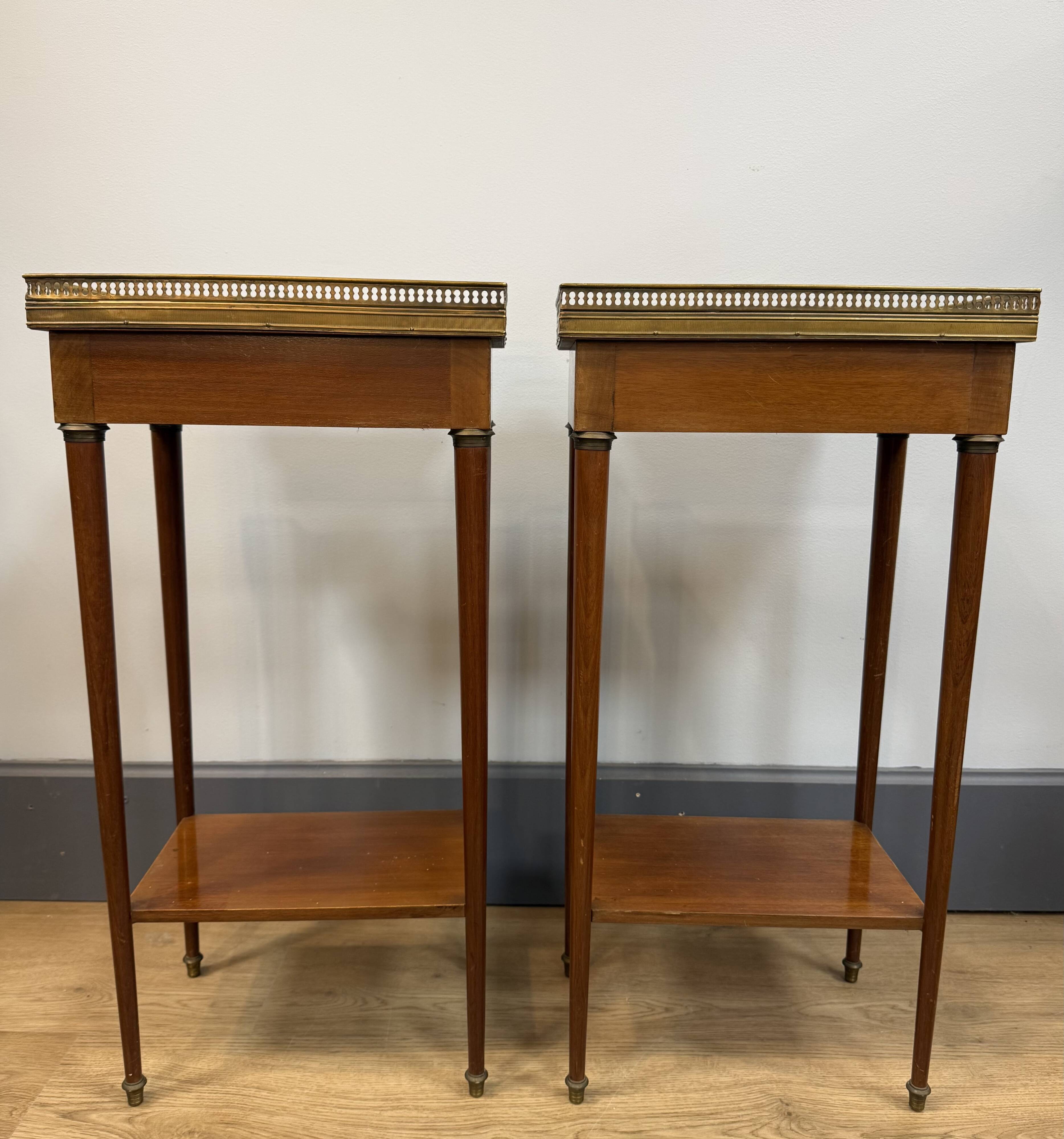 Paire de chevets style Louis XVI en acajou