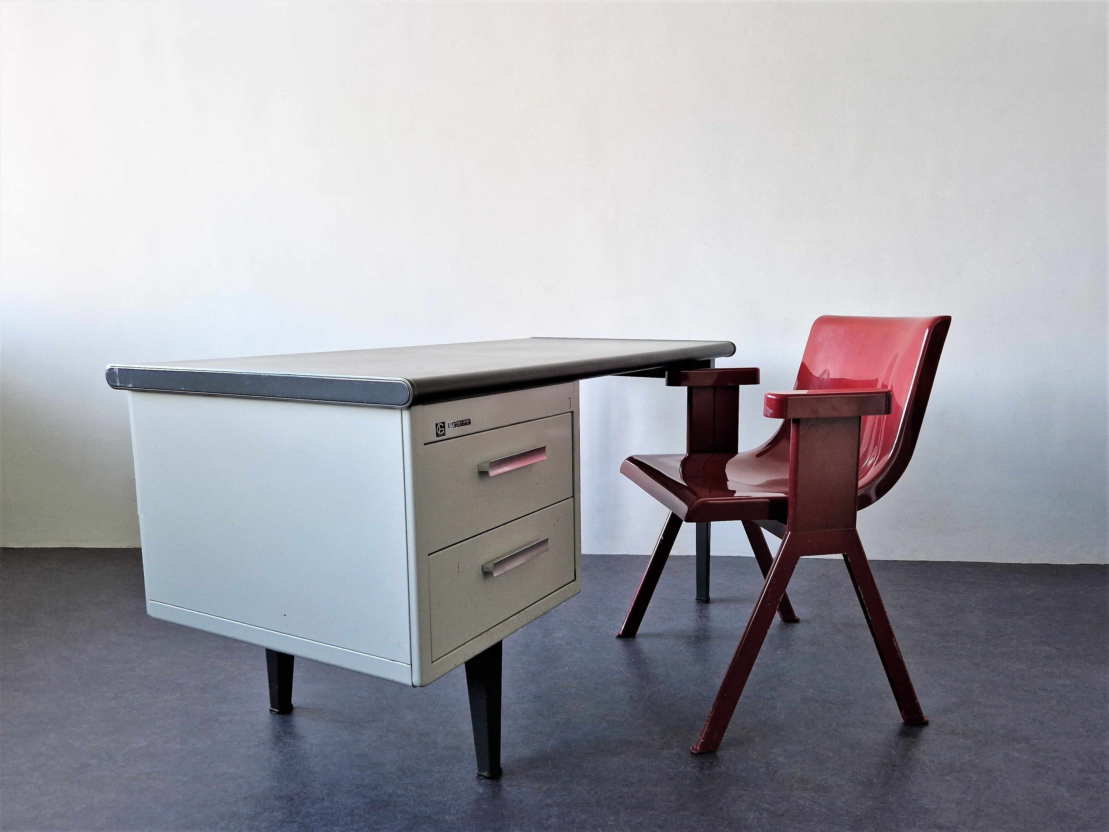 Industrial 7900 series 'Economy' desk by André Cordemeyer for Gispen, 1960's