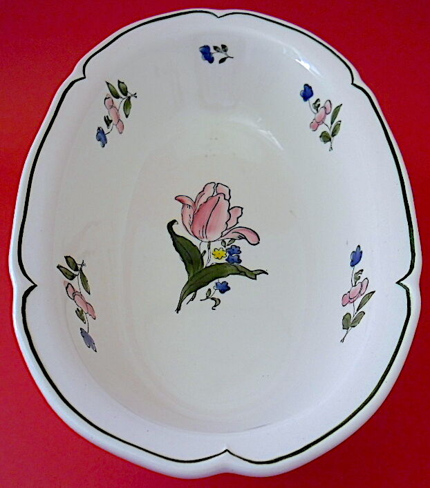 Légumier oblong en faïence polychrome vernissée à décor floral