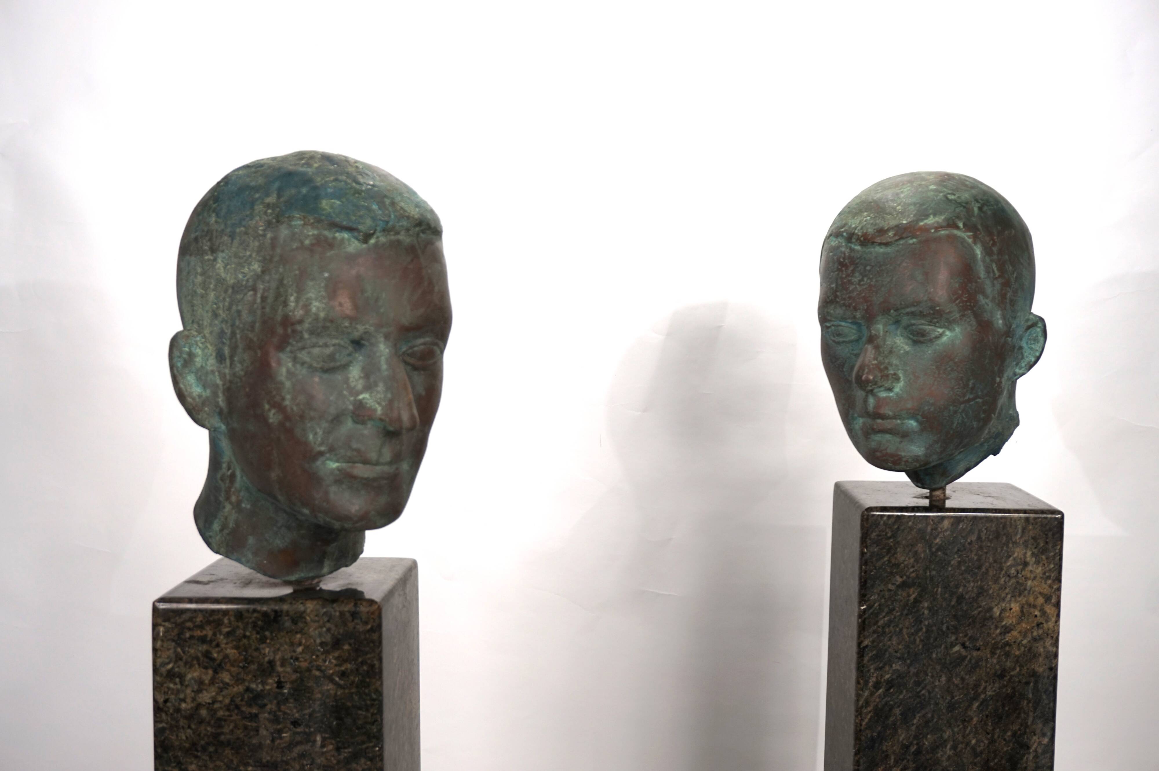 Ensemble de deux bustes en bronze sur stèles en granit par un élève de Georg Kolbe, 1925