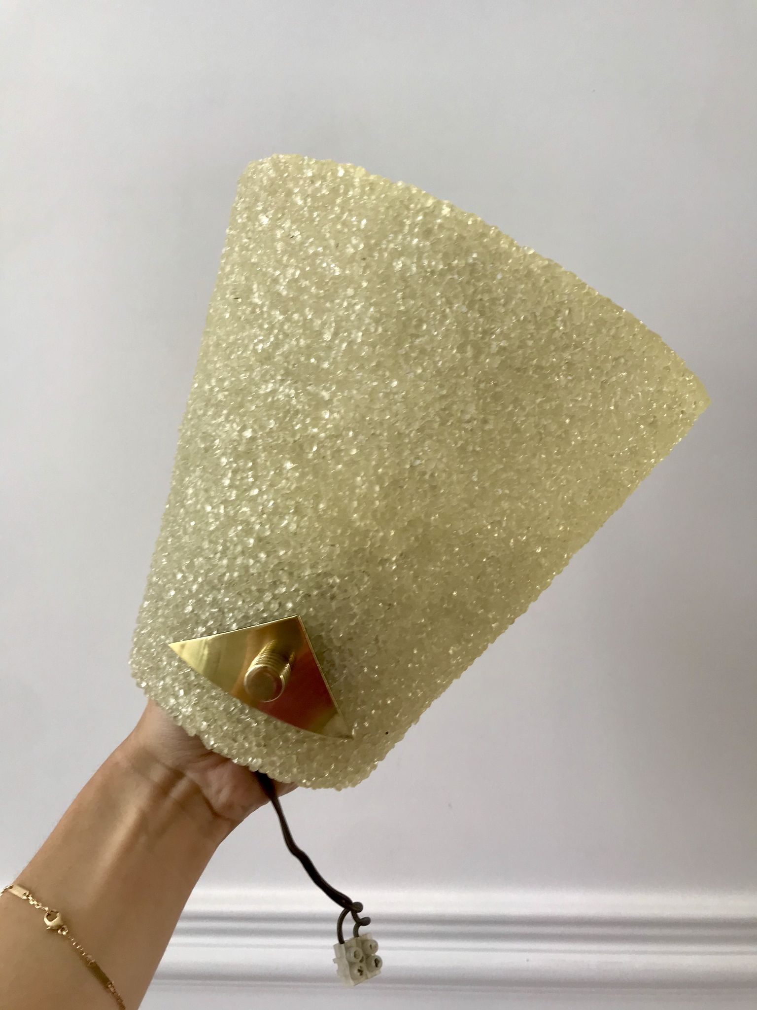 Applique murale en plexi jaune et métal doré années 60-70
