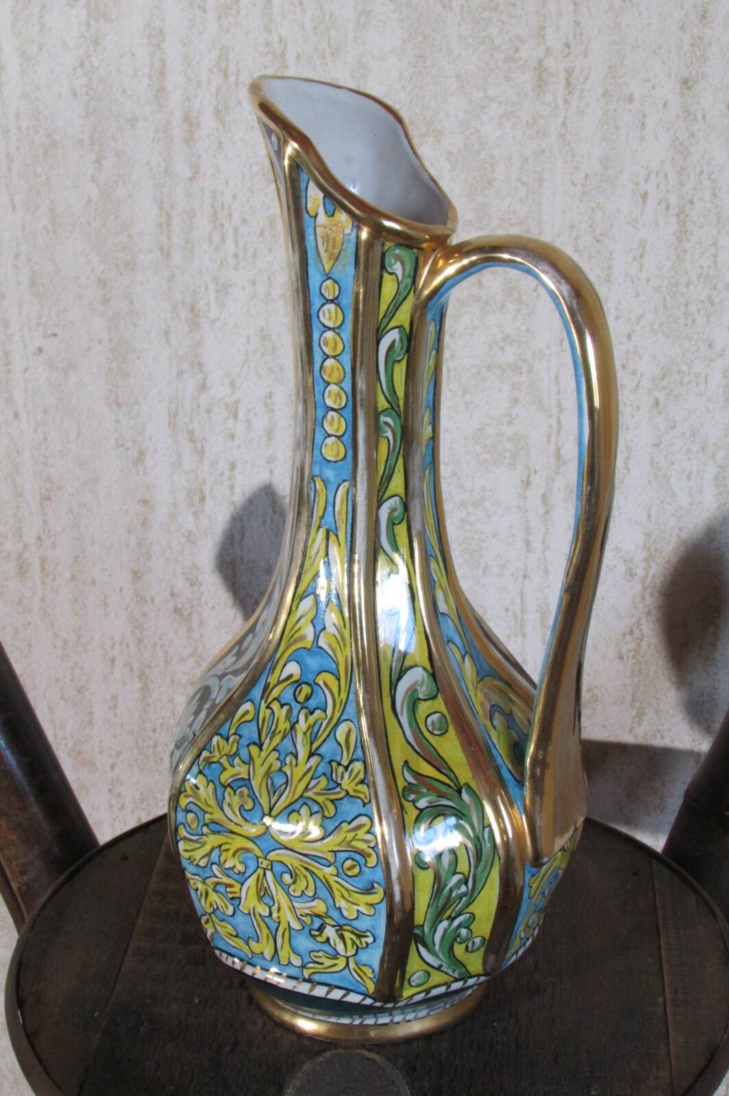 Vase pichet en terre cuite vernissée , forme aiguière