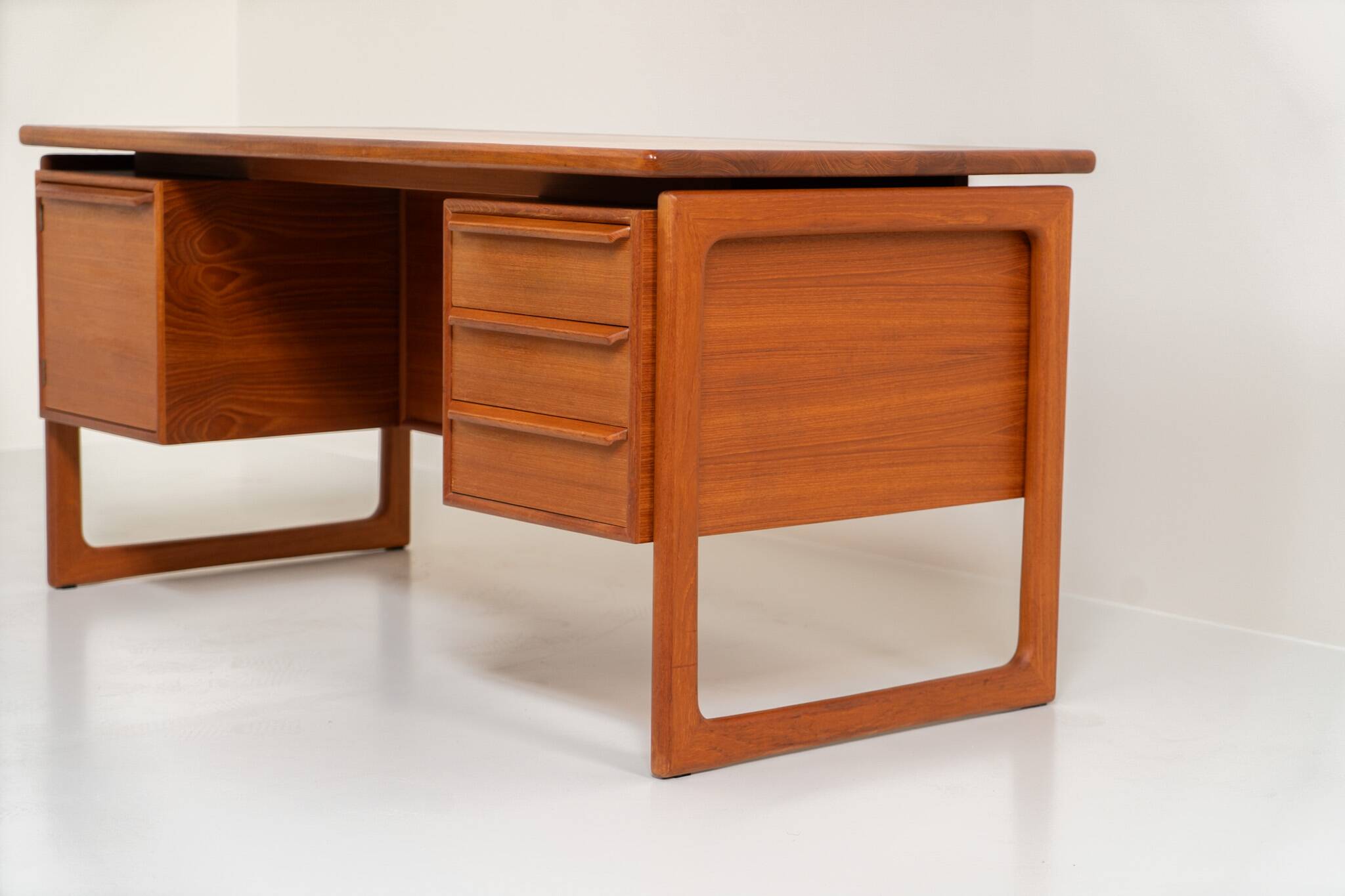 Bureau exécutif en teck par G.V. Møbler