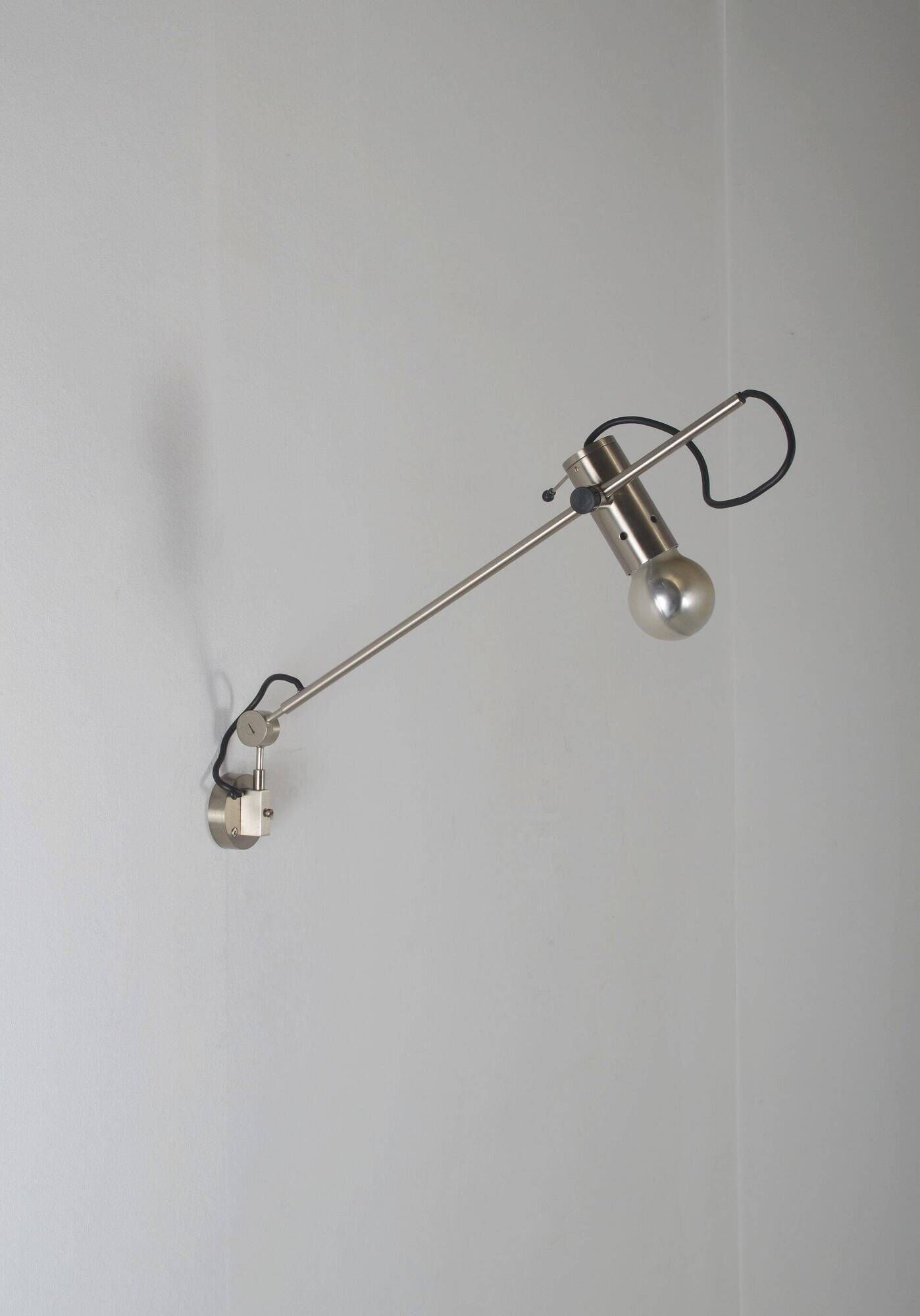 Applique minimaliste '194' de Tito Agnoli pour Oluce, années 1950