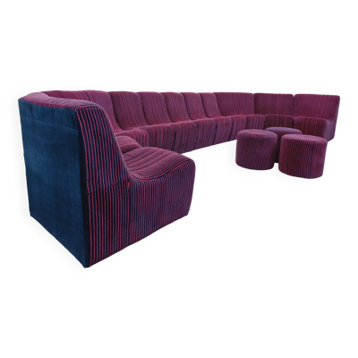 Canapé modulable vintage Snake composé de 11 modules chauffeuses et 3 poufs en tissu velours