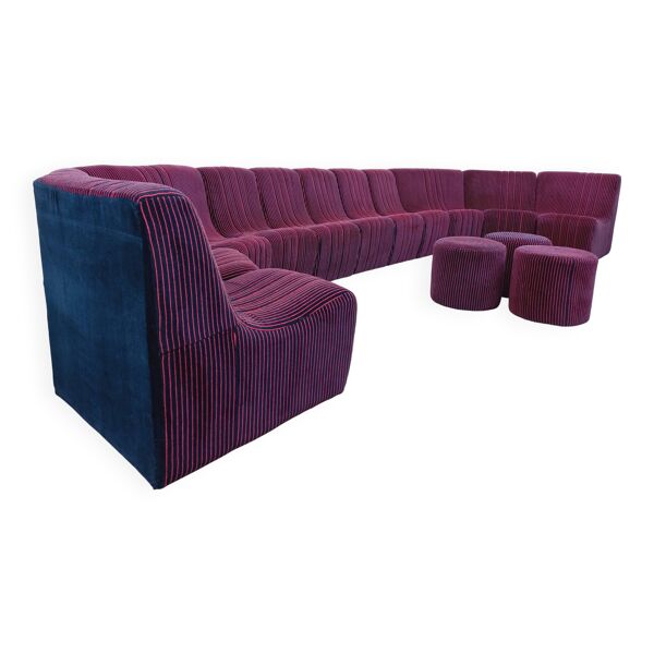 Canapé modulable vintage Snake composé de 11 modules chauffeuses et 3 poufs en tissu velours — Beyit