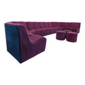 Canapé modulable vintage Snake composé de 11 modules chauffeuses et 3 poufs en tissu velours