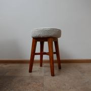 Paire de tabourets anglais du milieu du siècle avec rembourrage neuf