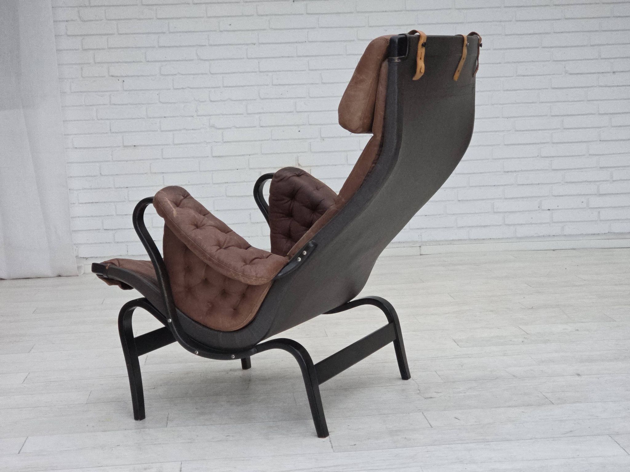 Années 1970, design suédois de Bruno Mathsson, modèle « Pernilla », cuir.