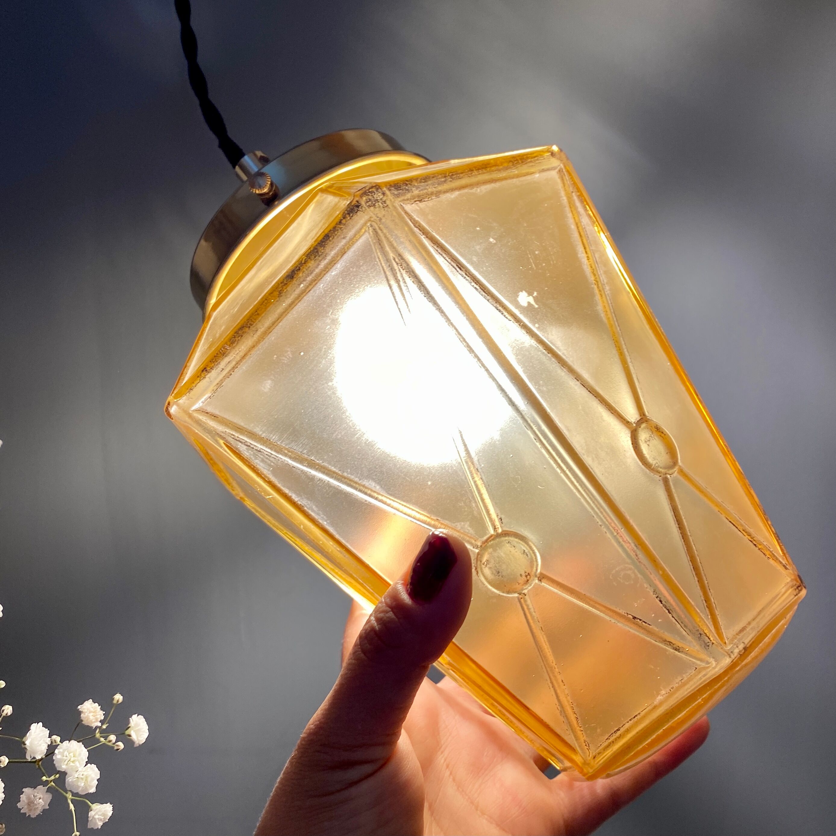 Suspension globe vintage art deco in yellow and gold glass