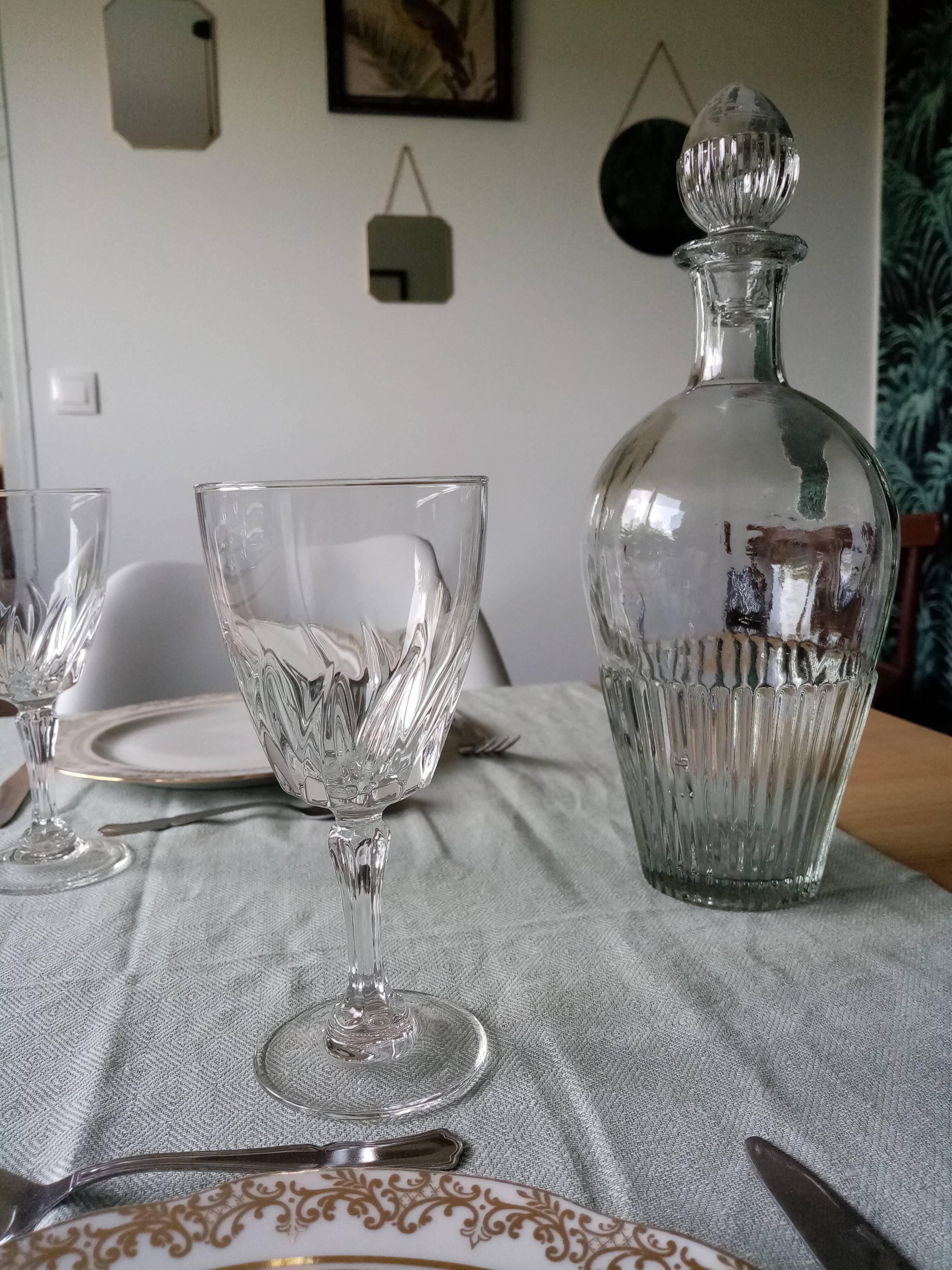 Chissed wine glasses