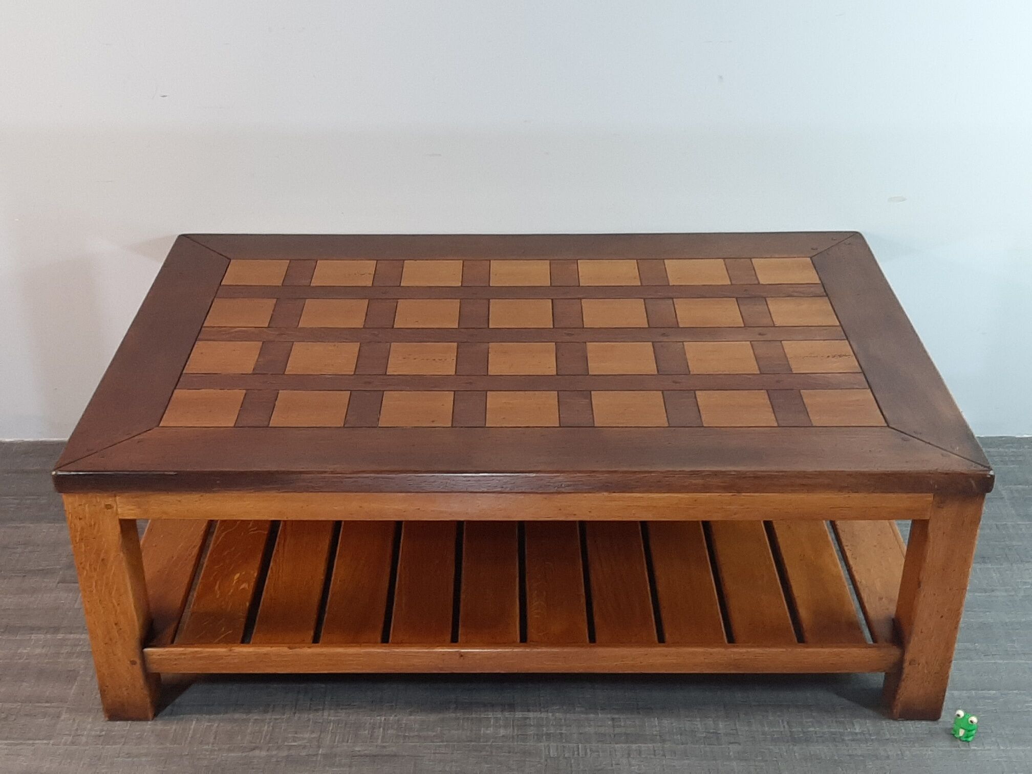 Table basse danoise en chêne début XXème siècle plateau à damier