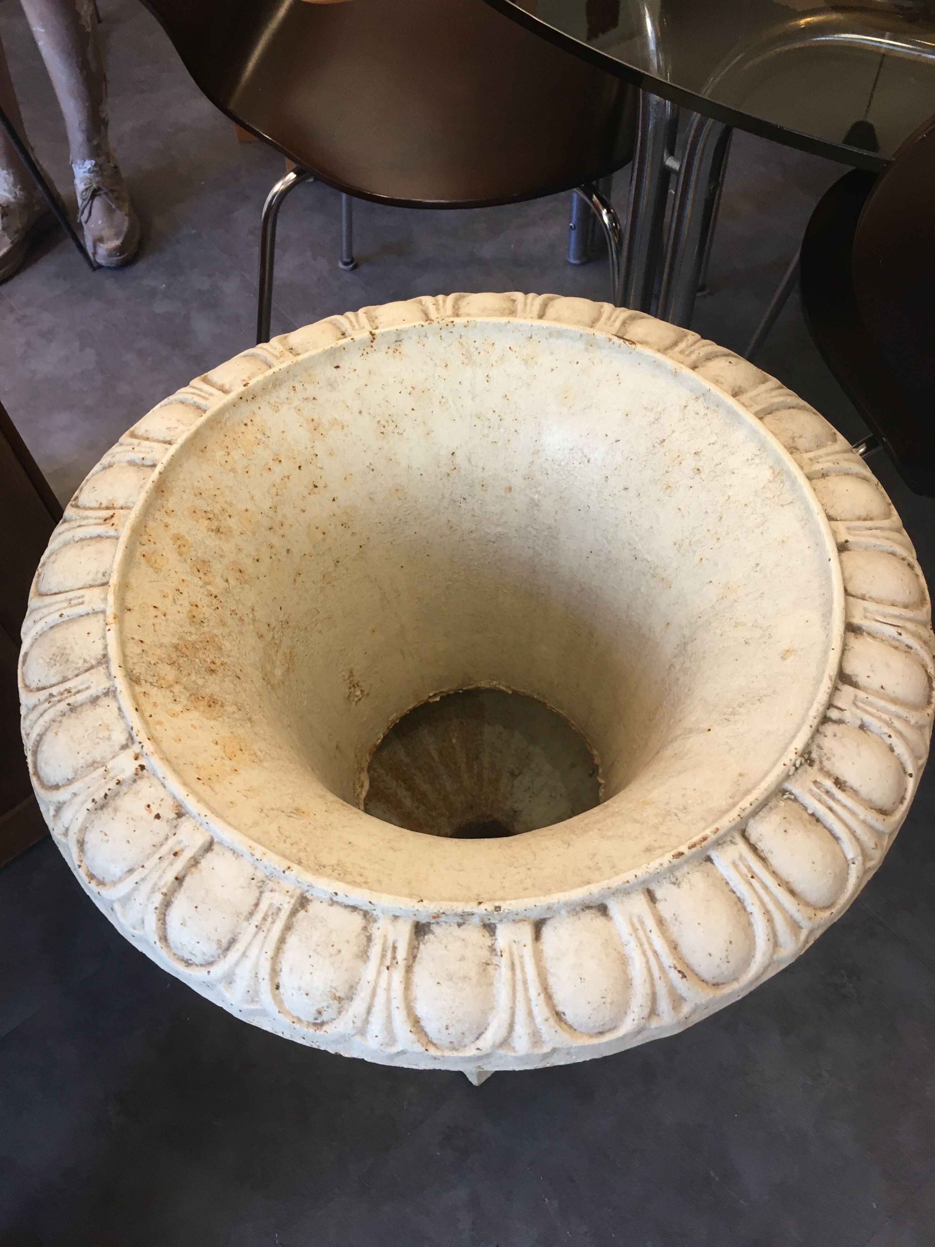 Pair of medicid vasques, cast, exterior